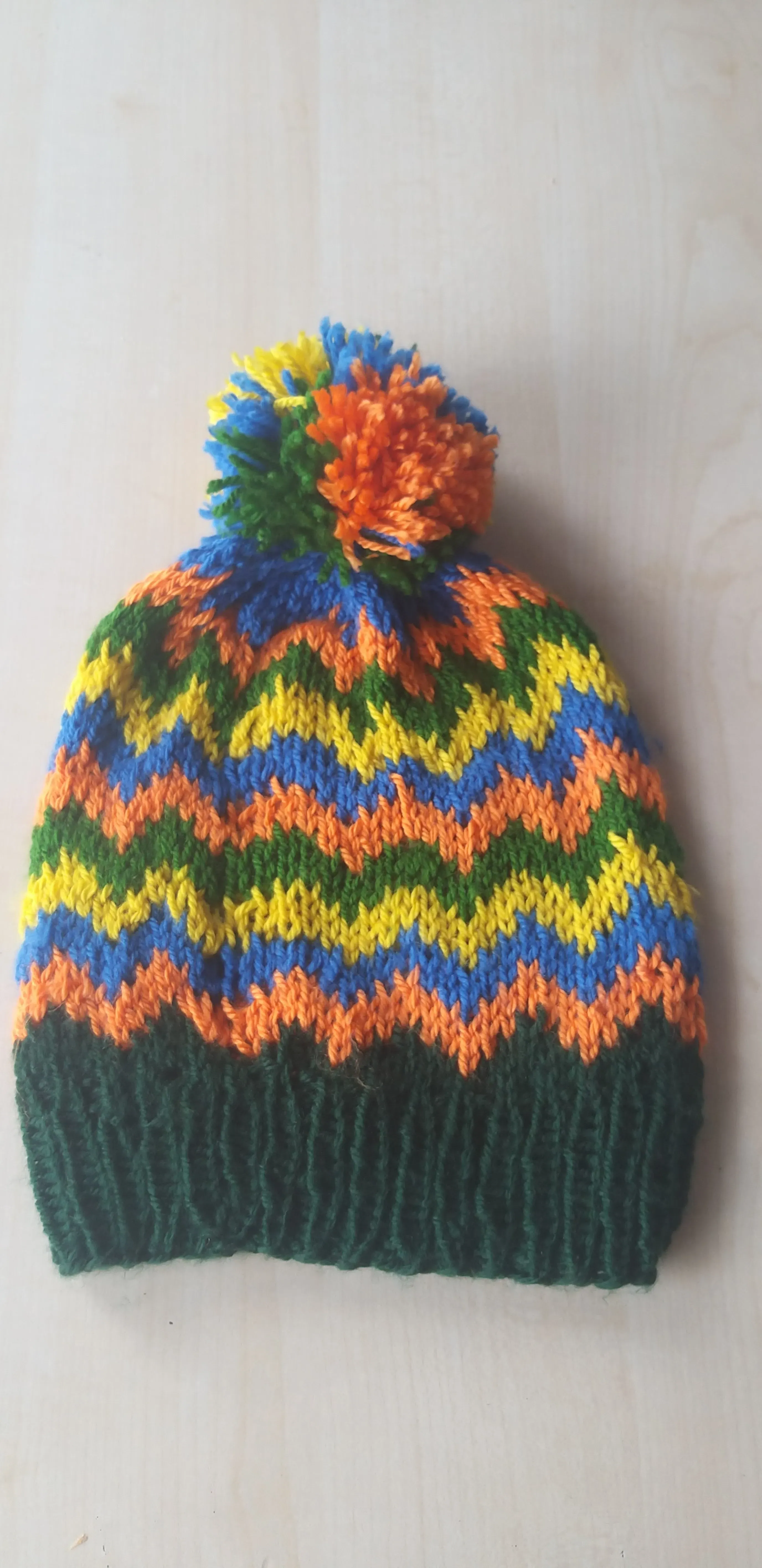 Renkli Ponponlu Çocuk Bere - Zikzak Desenli, El Örgüsü