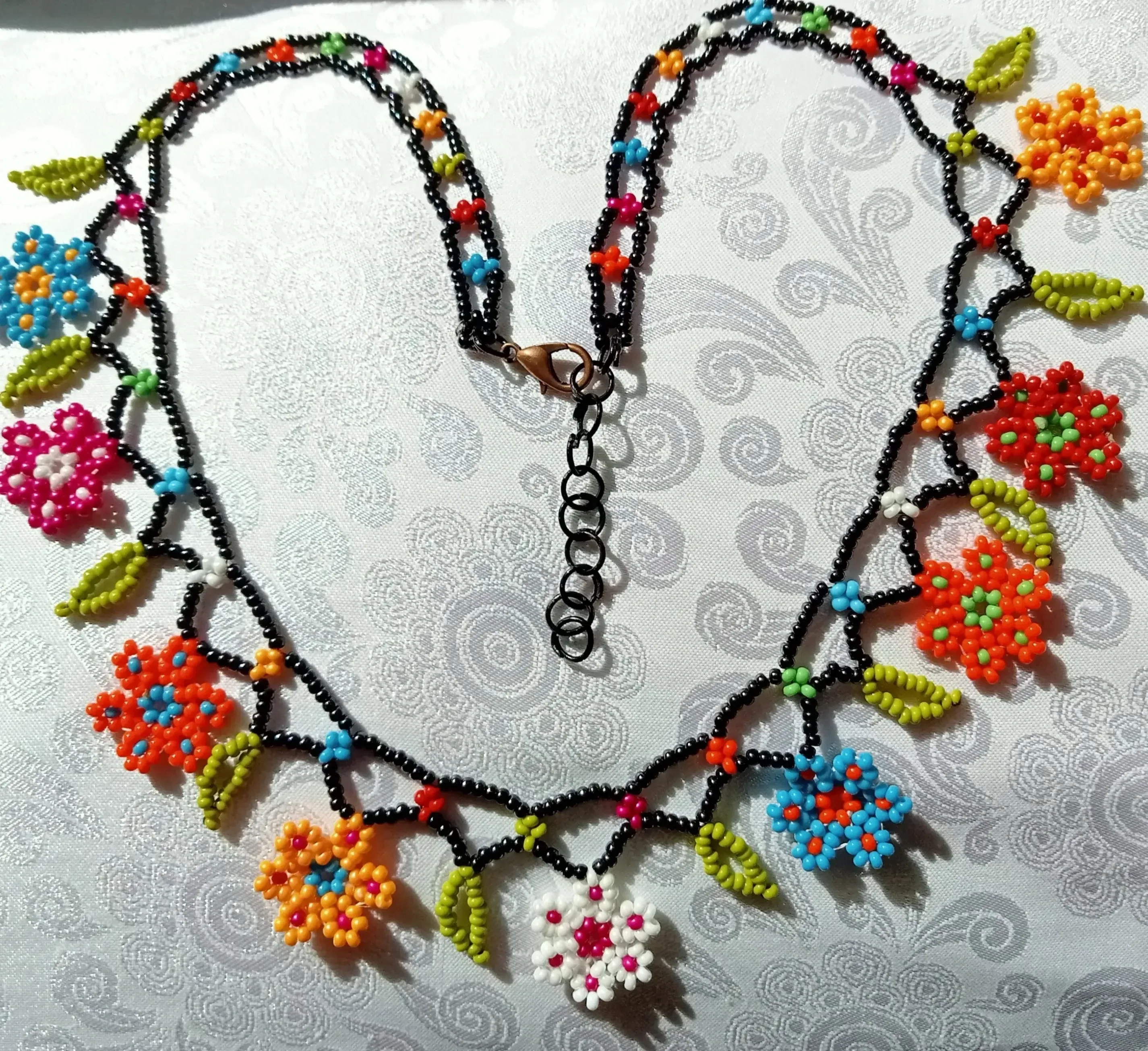 Boncuklu Otantik Çiçekli Kolye - Siyah Boncuklu, Renkli Çiçek Detaylı