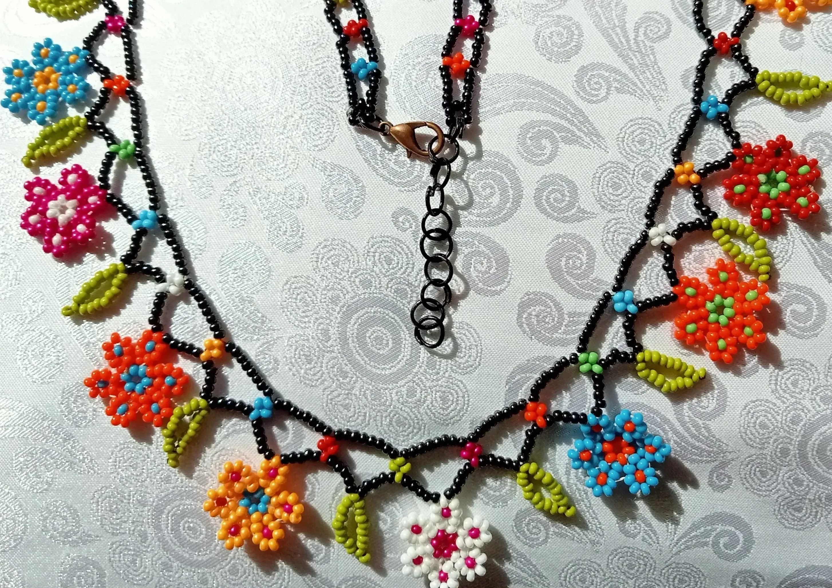 Boncuklu Otantik Çiçekli Kolye - Siyah Boncuklu, Renkli Çiçek Detaylı