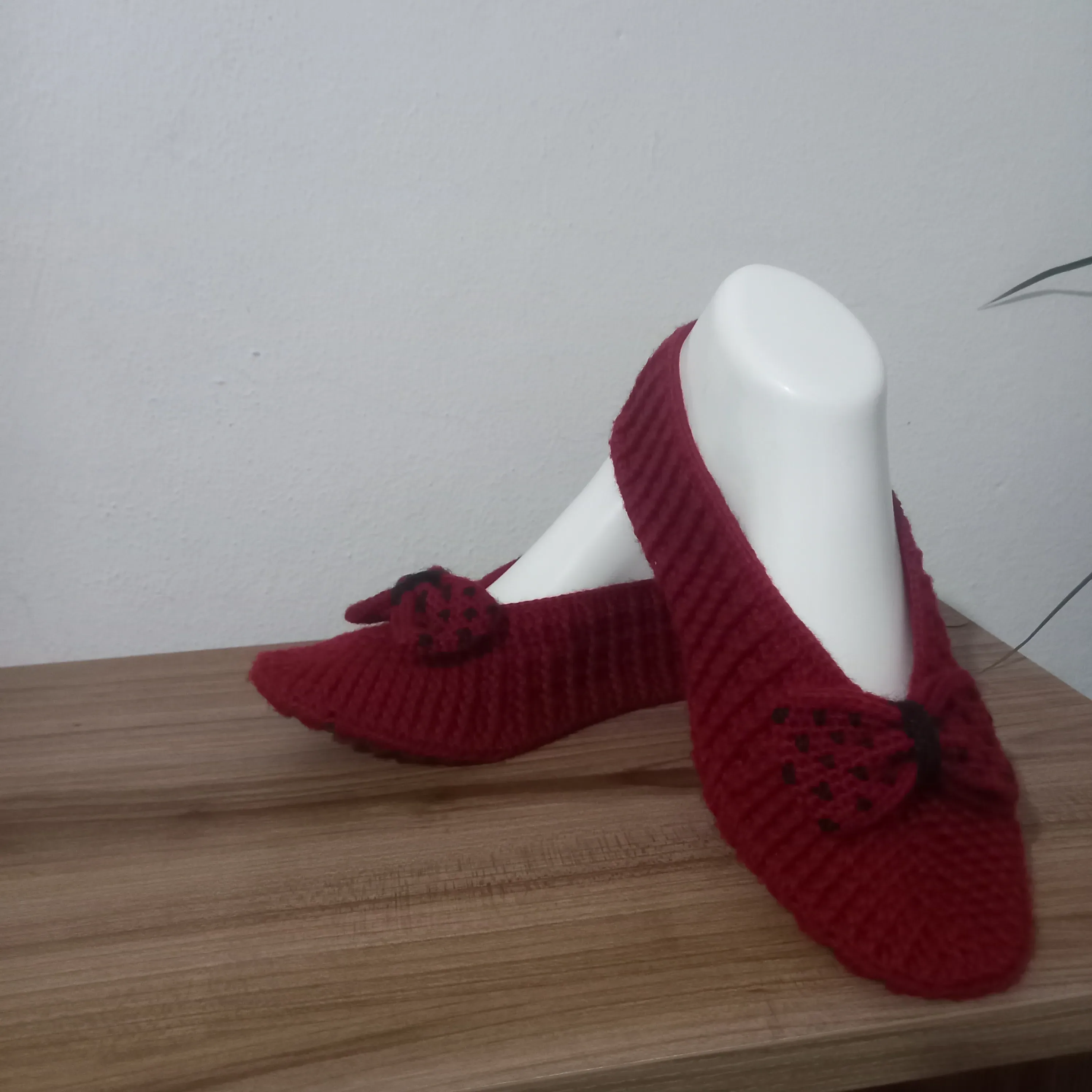 Bordo Renkli Fiyonk Detaylı Örgü Babet Patik - El Emeği