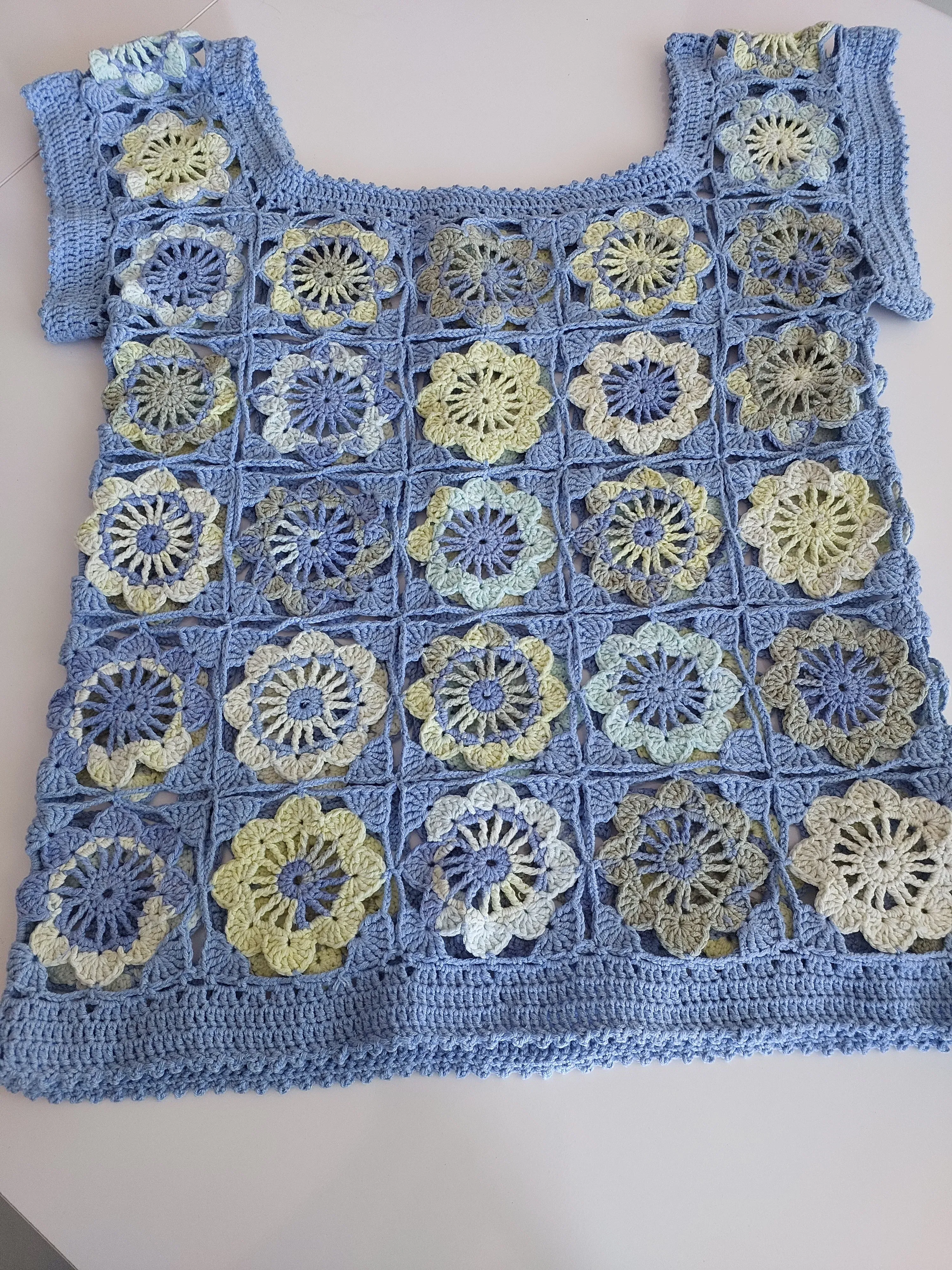 Mavi ve Sarı Motifli El Örgüsü Bluz