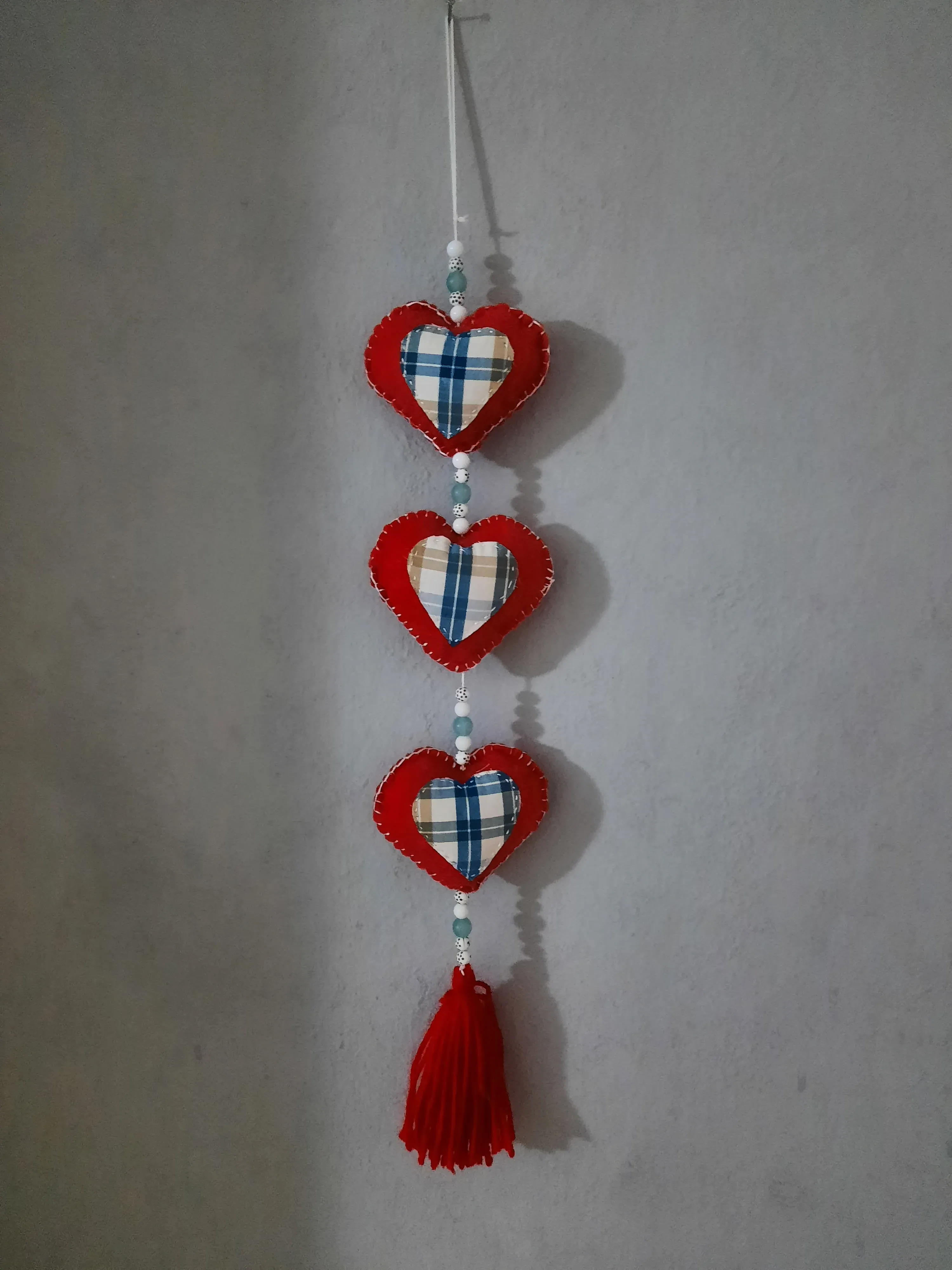 El Yapımı Kalp Motifli Keçe Duvar ve Kapı Süsü – 50 cm