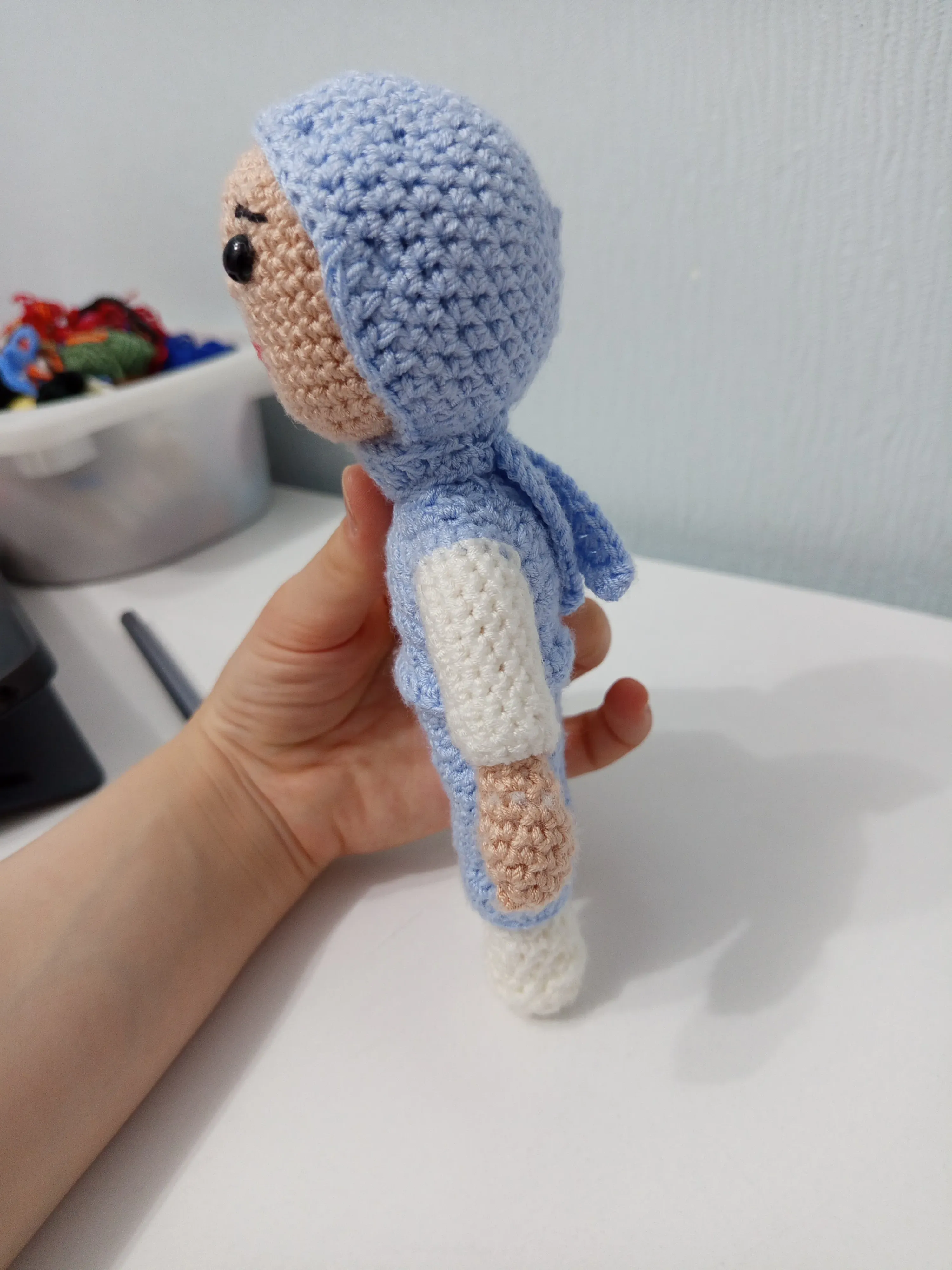 El Örgüsü Başörtülü Amigurumi Bebek