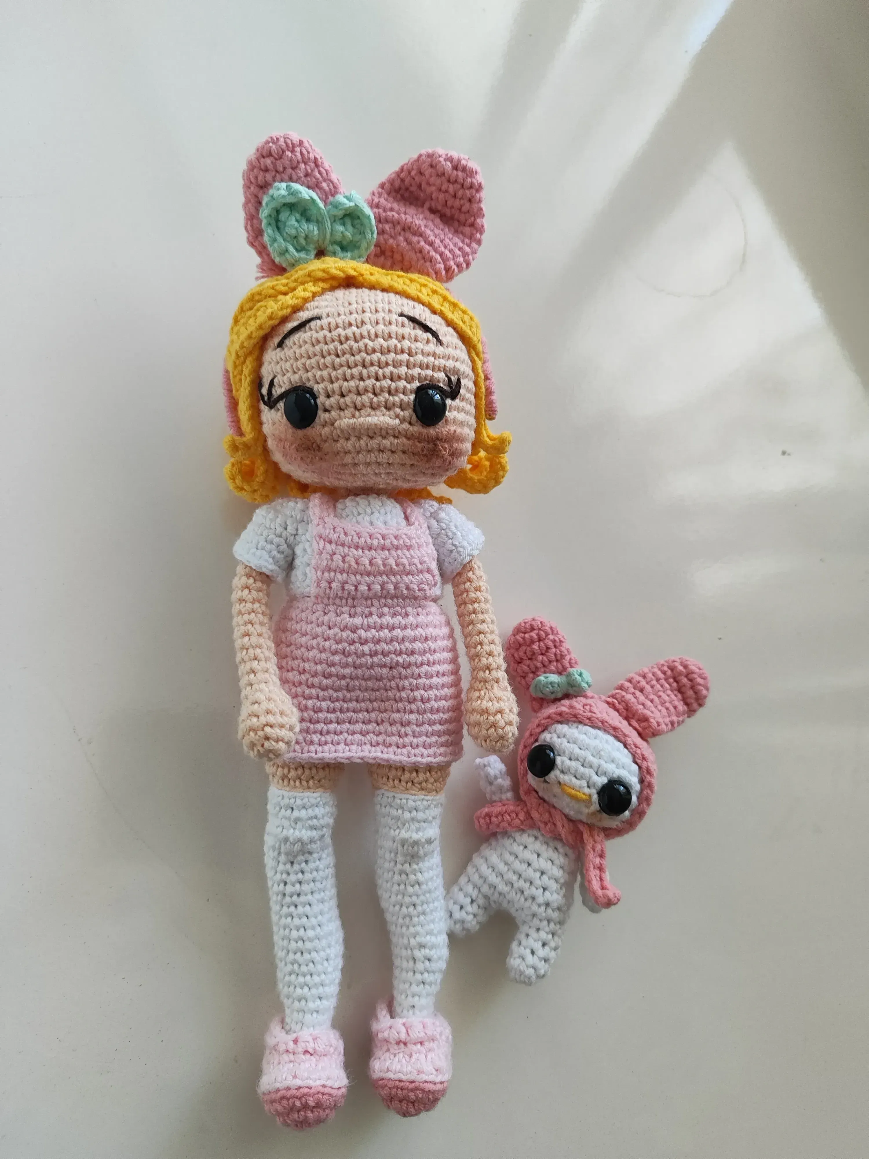 El Örgüsü Pembe Elbiseli Amigurumi Bebek Seti