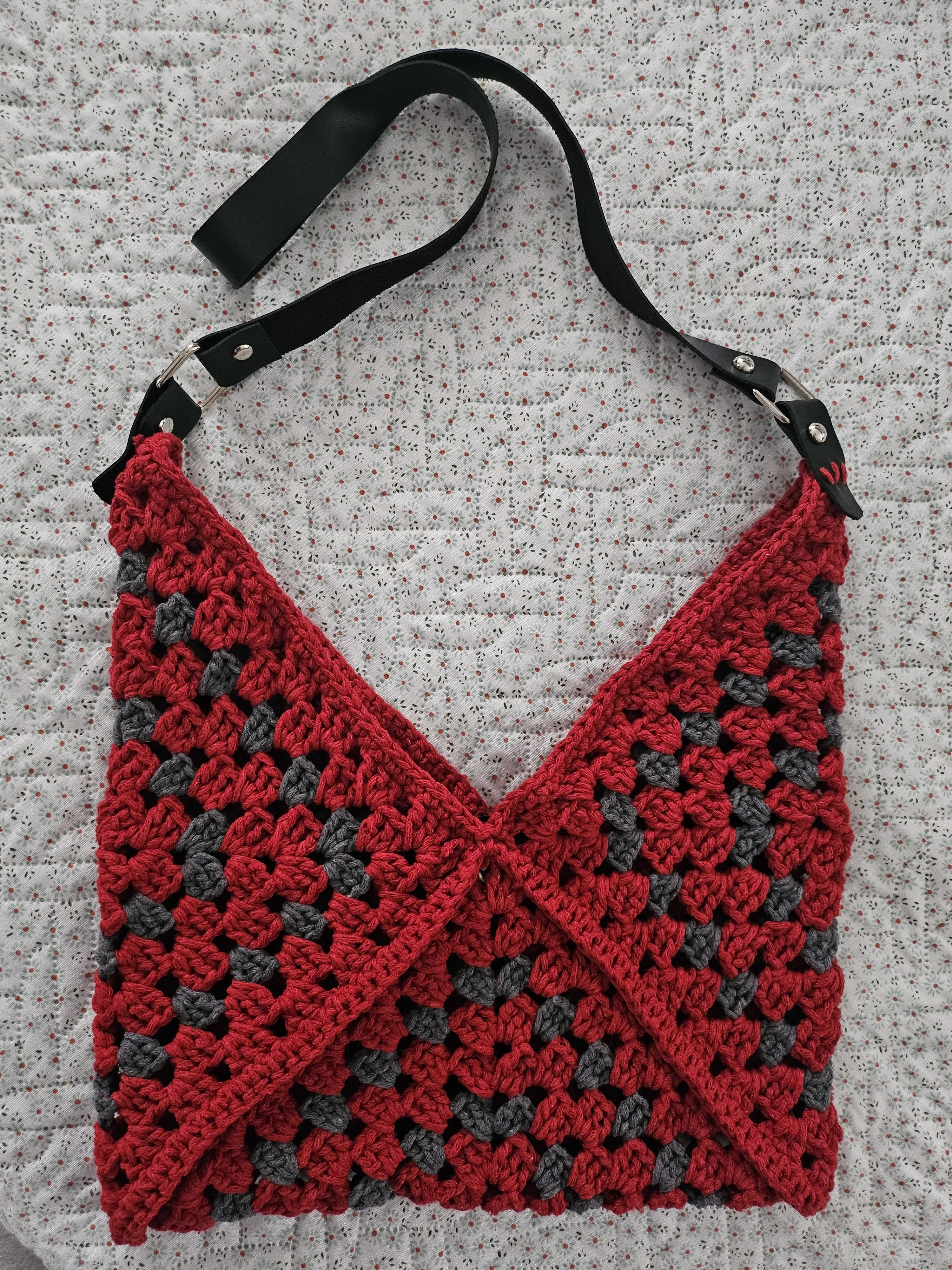 El Örgüsü Kırmızı Siyah Desenli Kare Çanta