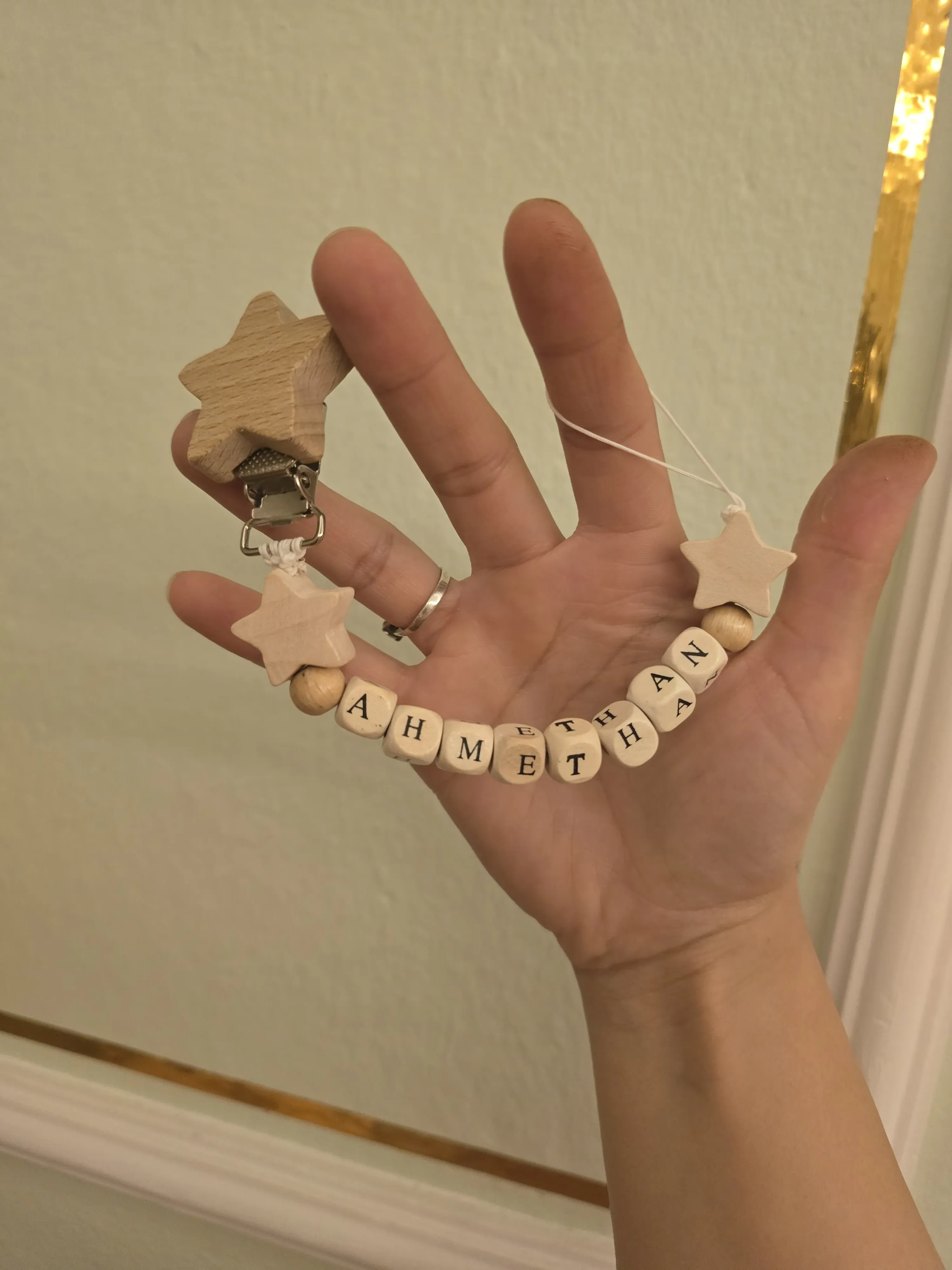 Ahşap Kişiye Özel Emzik Askısı – İsimli Tasarım