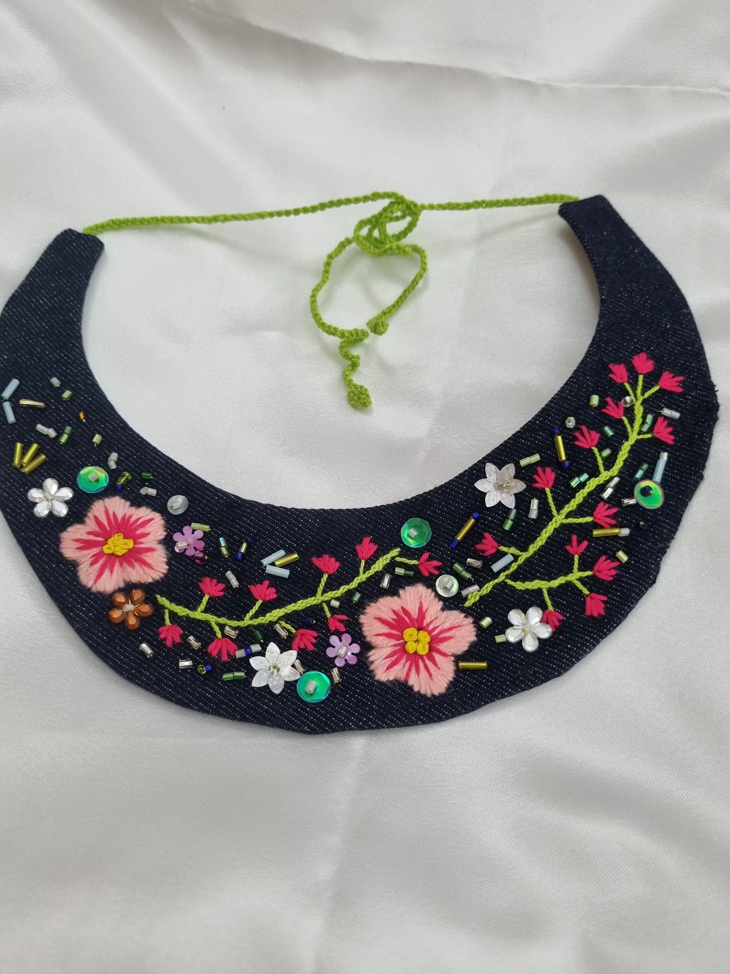 Çiçek Desenli El İşlemeli Kumaş Kolye