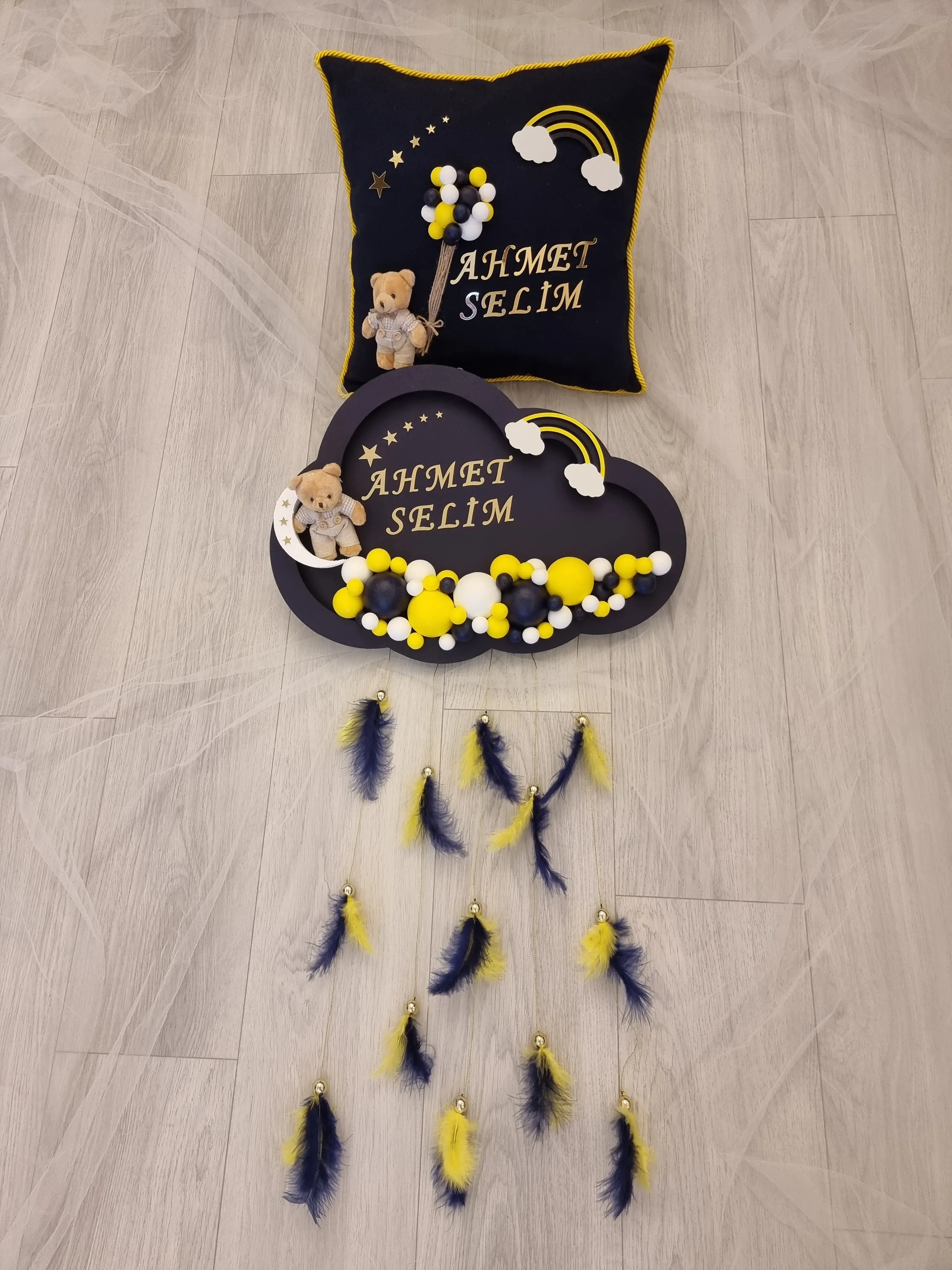 Bulut ve Yastık Tasarımlı Bebek Odası Kapı Süsü - İsim Yazılı Özel Tasarım