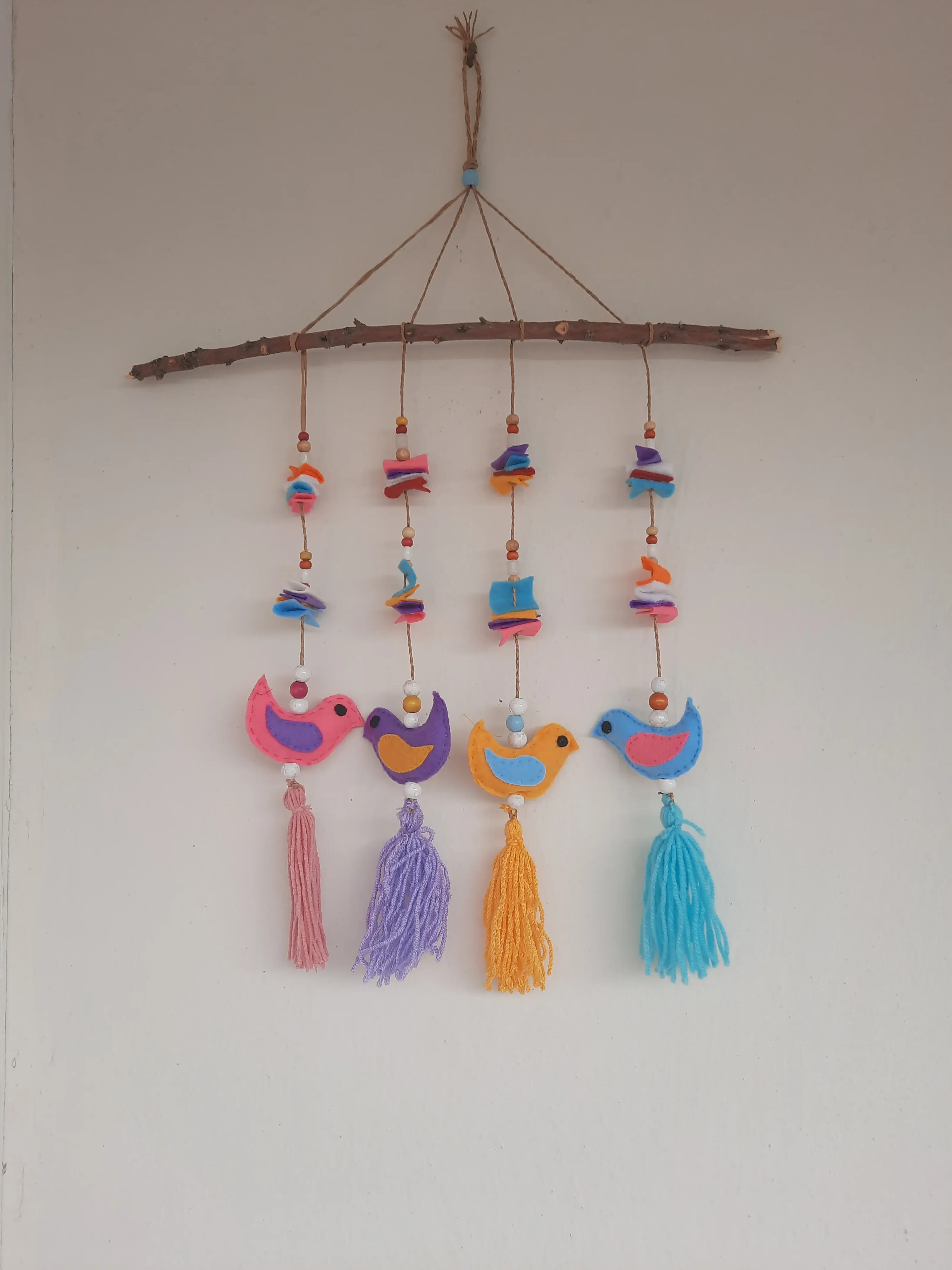 Renkli Kuş Figürlü El Yapımı Duvar Süsü - Keçe ve Ahşap Detaylı