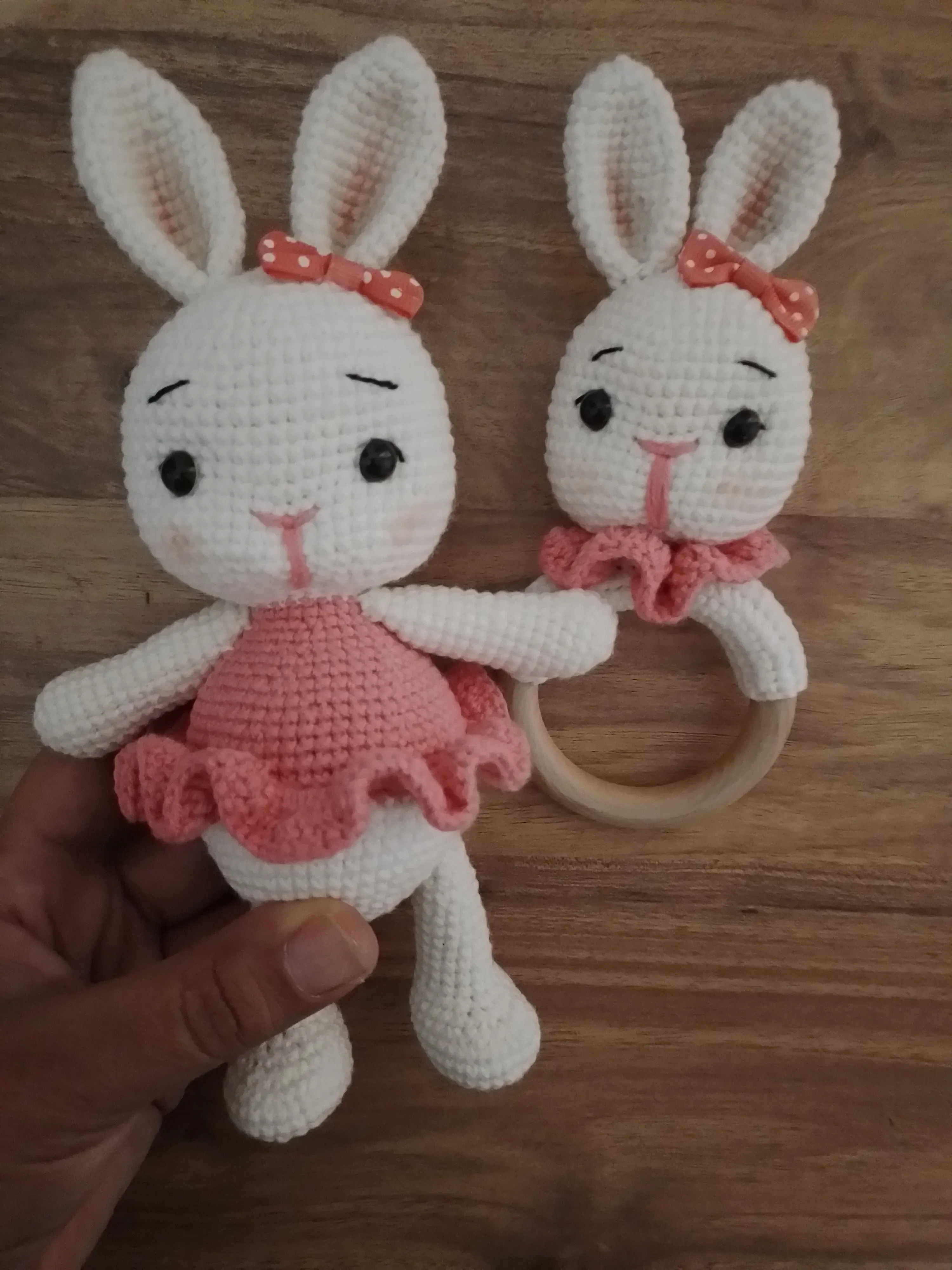Beyaz Örgü Amigurumi Tavşan Oyuncak Seti - Ahşap Halkalı Çıngırak