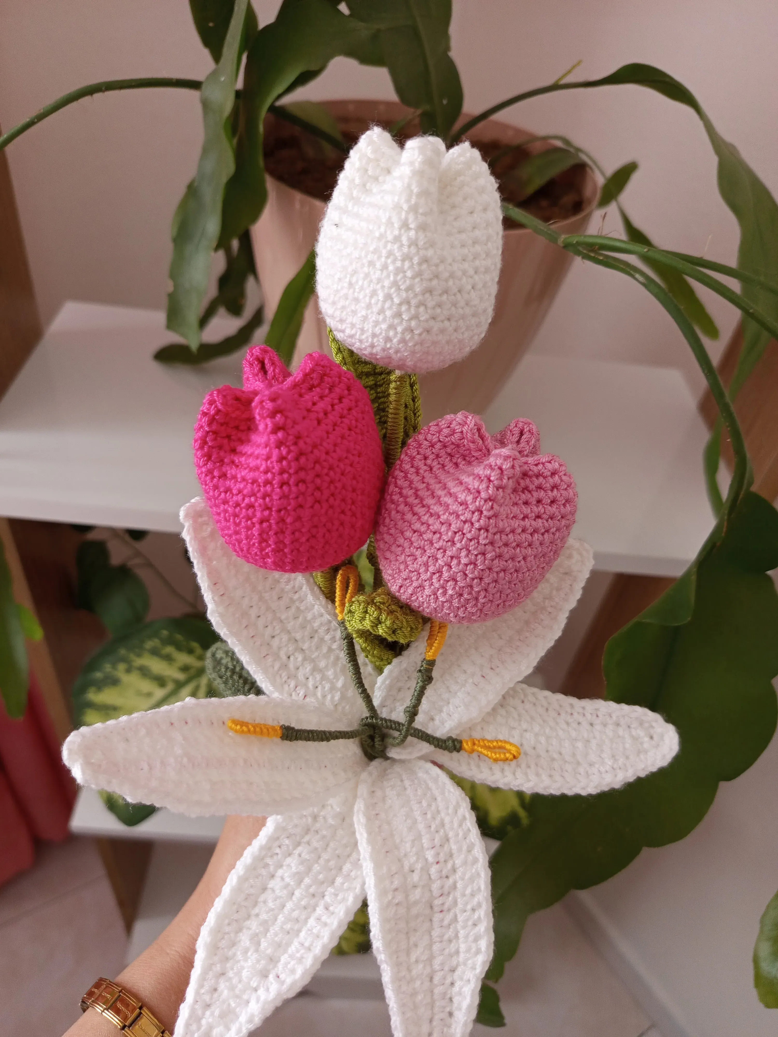 Örgü Beyaz Zambak ve Pembe Lale Buketi - El Emeği Dekoratif Çiçek