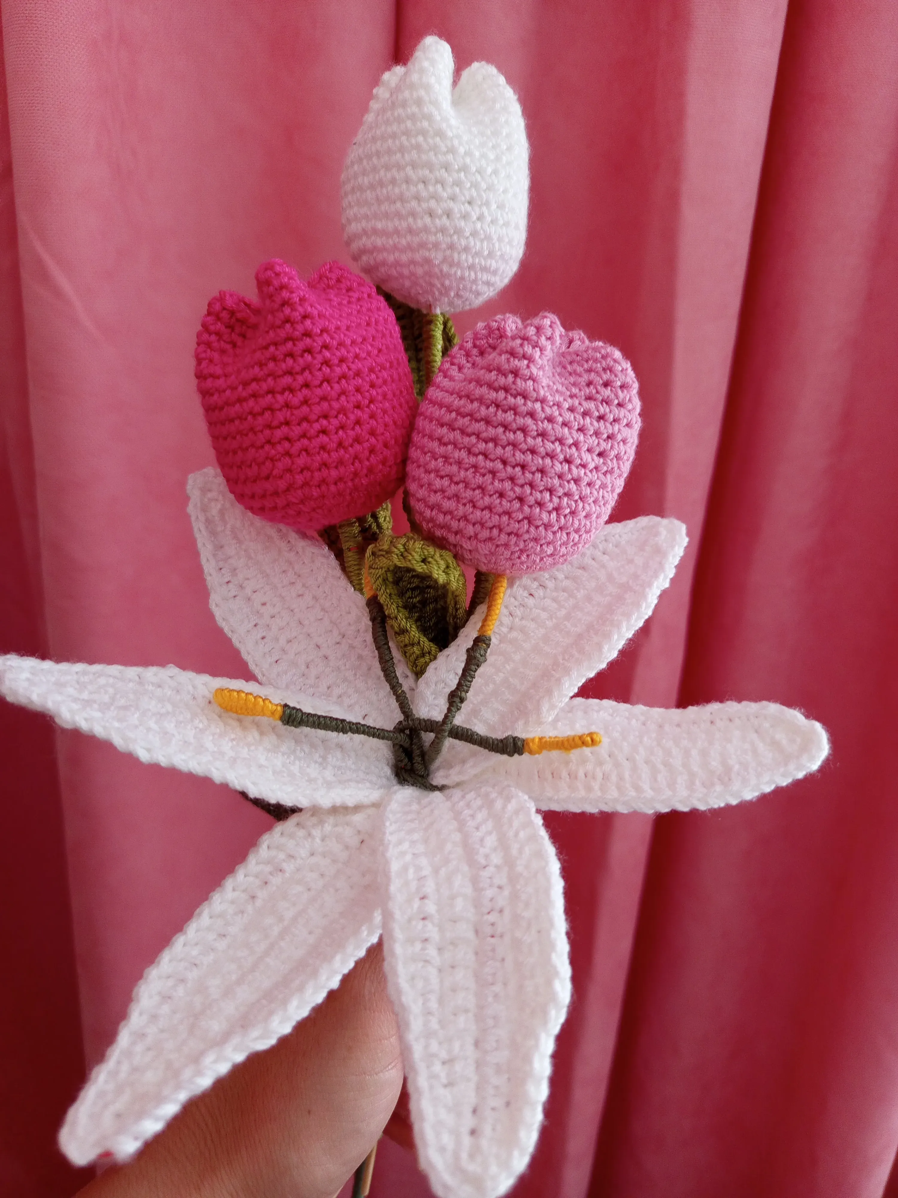 Örgü Beyaz Zambak ve Pembe Lale Buketi - El Emeği Dekoratif Çiçek