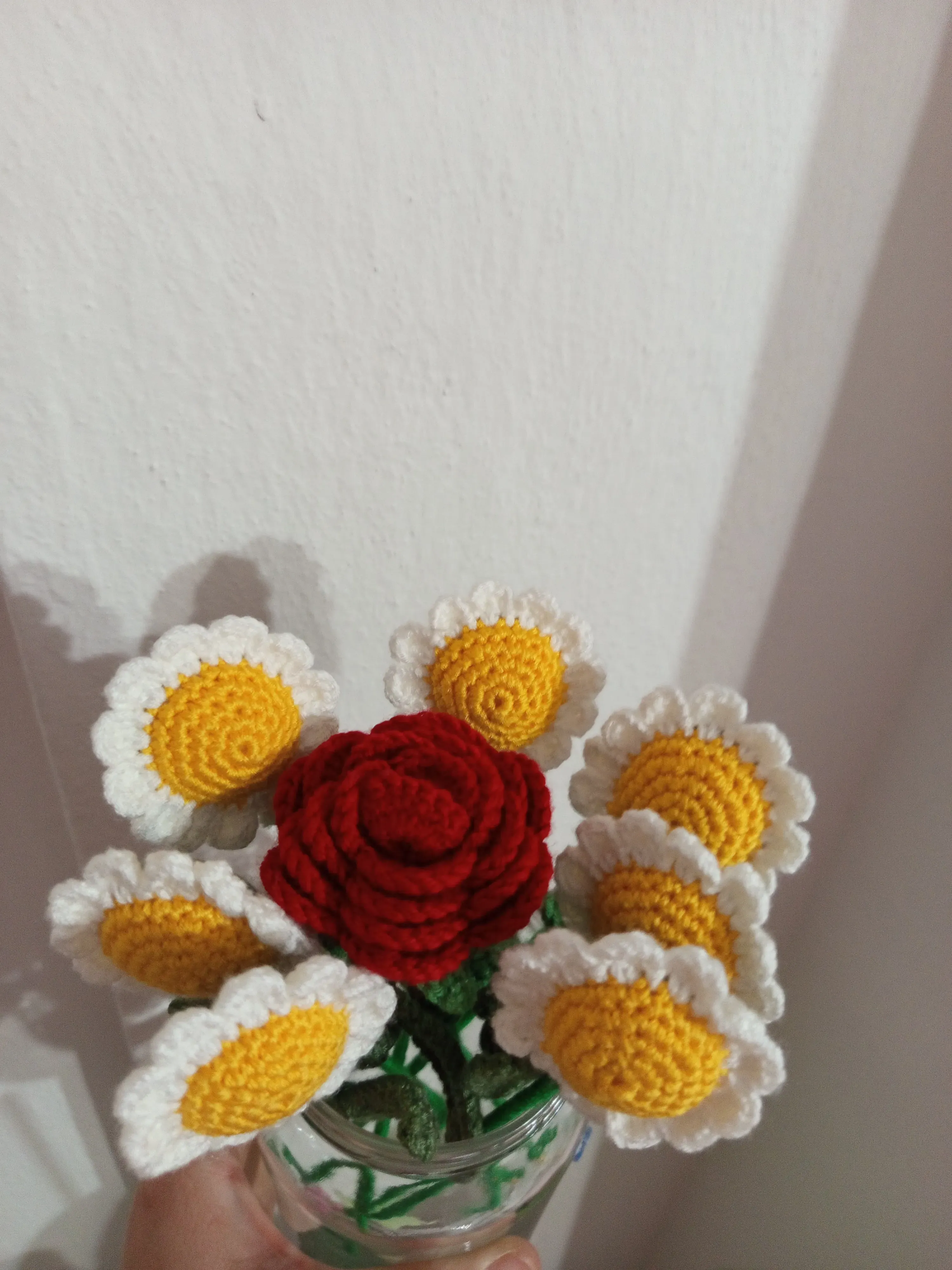 Örgü Papatya ve Kırmızı Gül Buketi - El Yapımı Dekoratif Çiçek