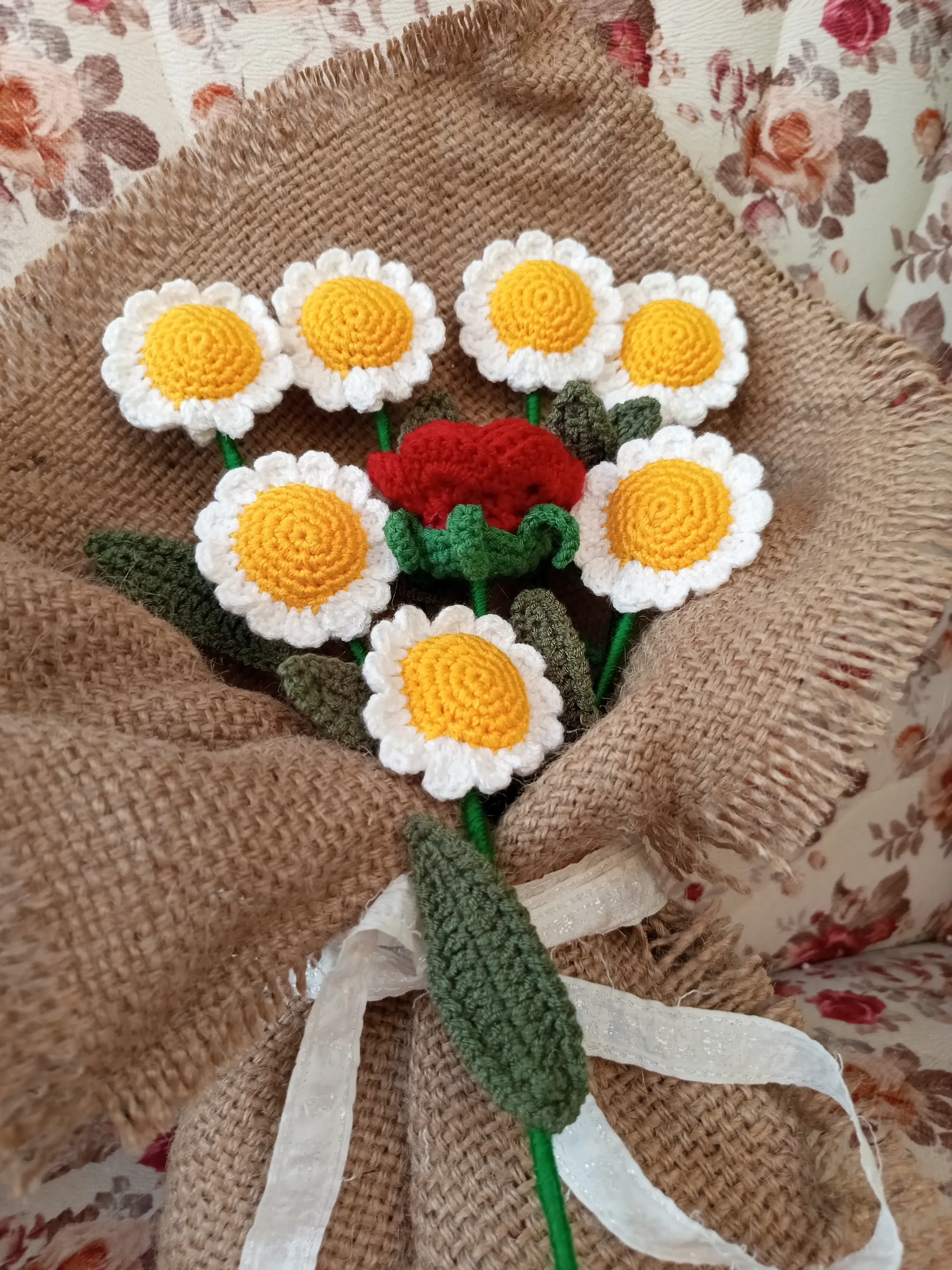 Örme Papatya ve Gül Buketi Jüt Kumaş ile Aranjman - El Emeği