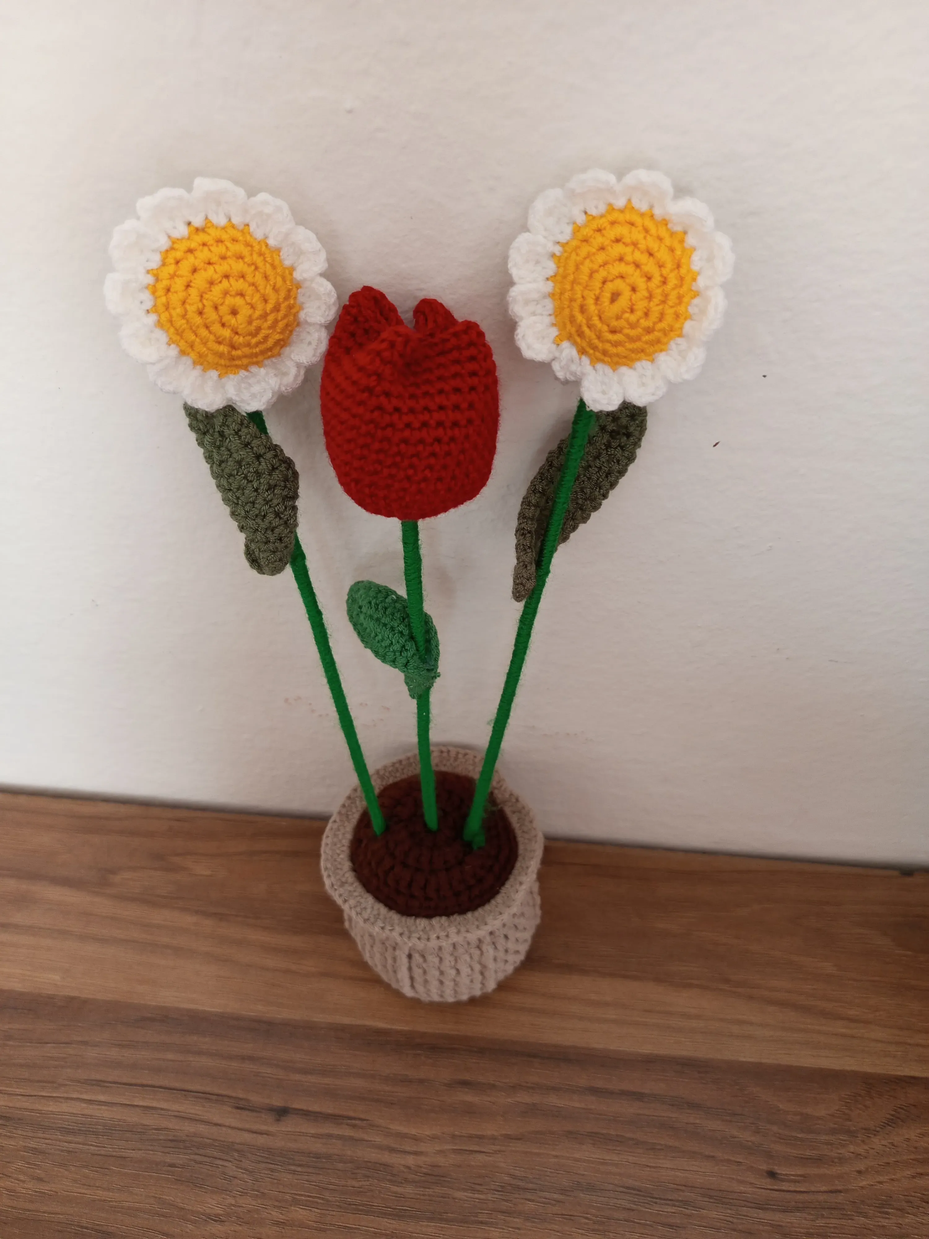 Örgü Papatya ve Lale Buketi Saksıda - El Yapımı Dekoratif Çiçek