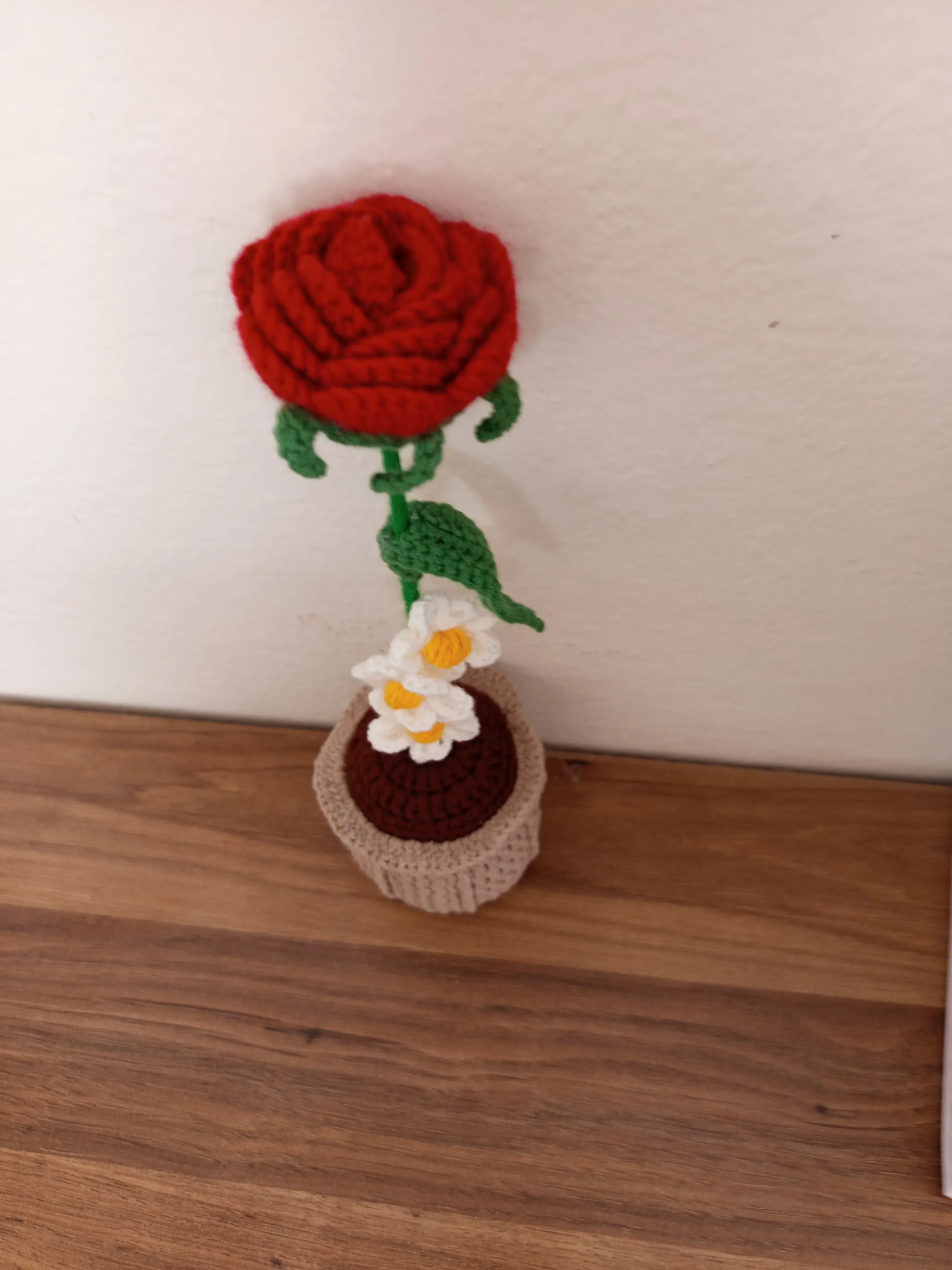 Kırmızı Gül ve Papatyalı Örgü Saksı - Dekoratif El Emeği