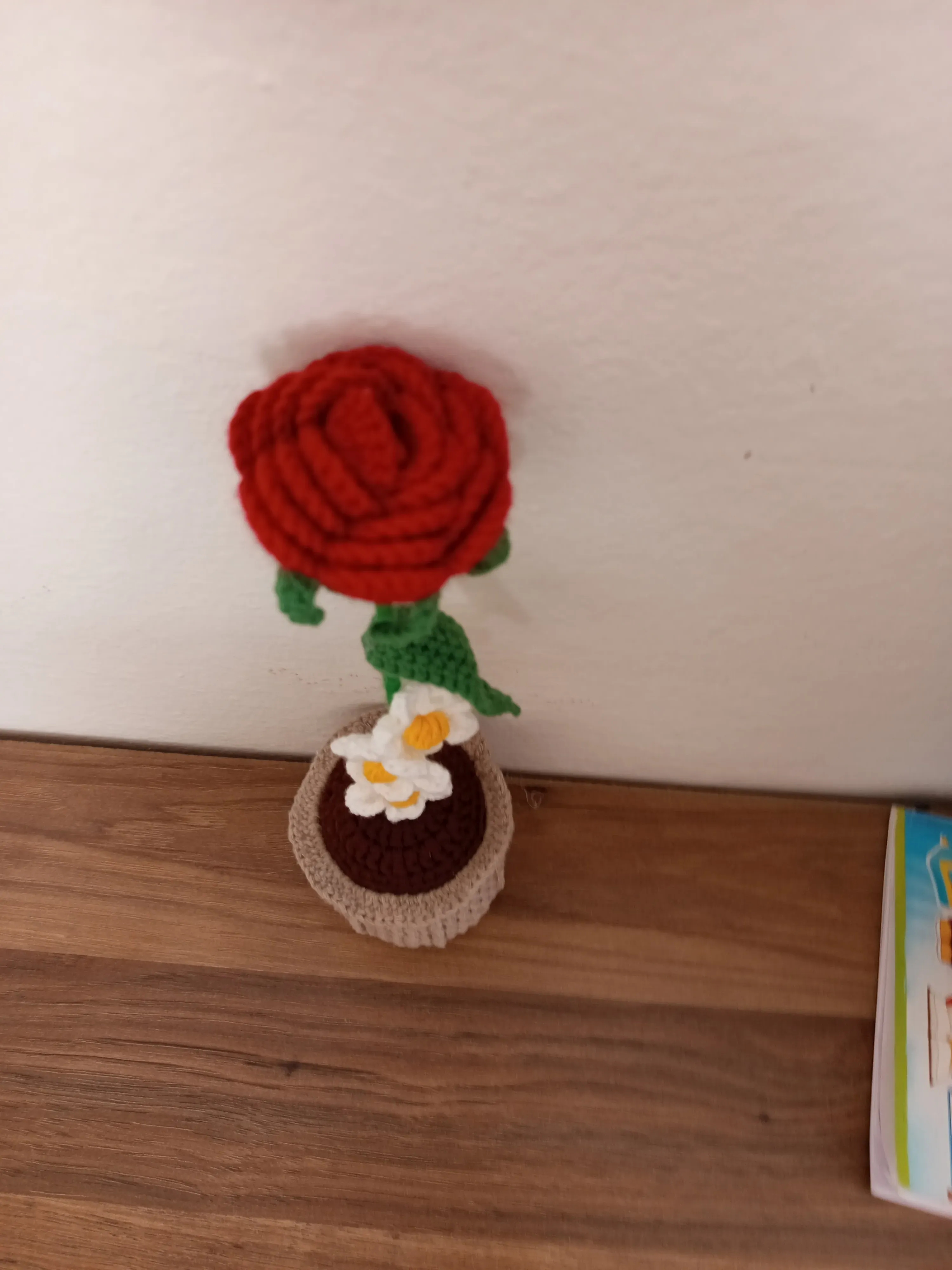 Kırmızı Gül ve Papatyalı Örgü Saksı - Dekoratif El Emeği