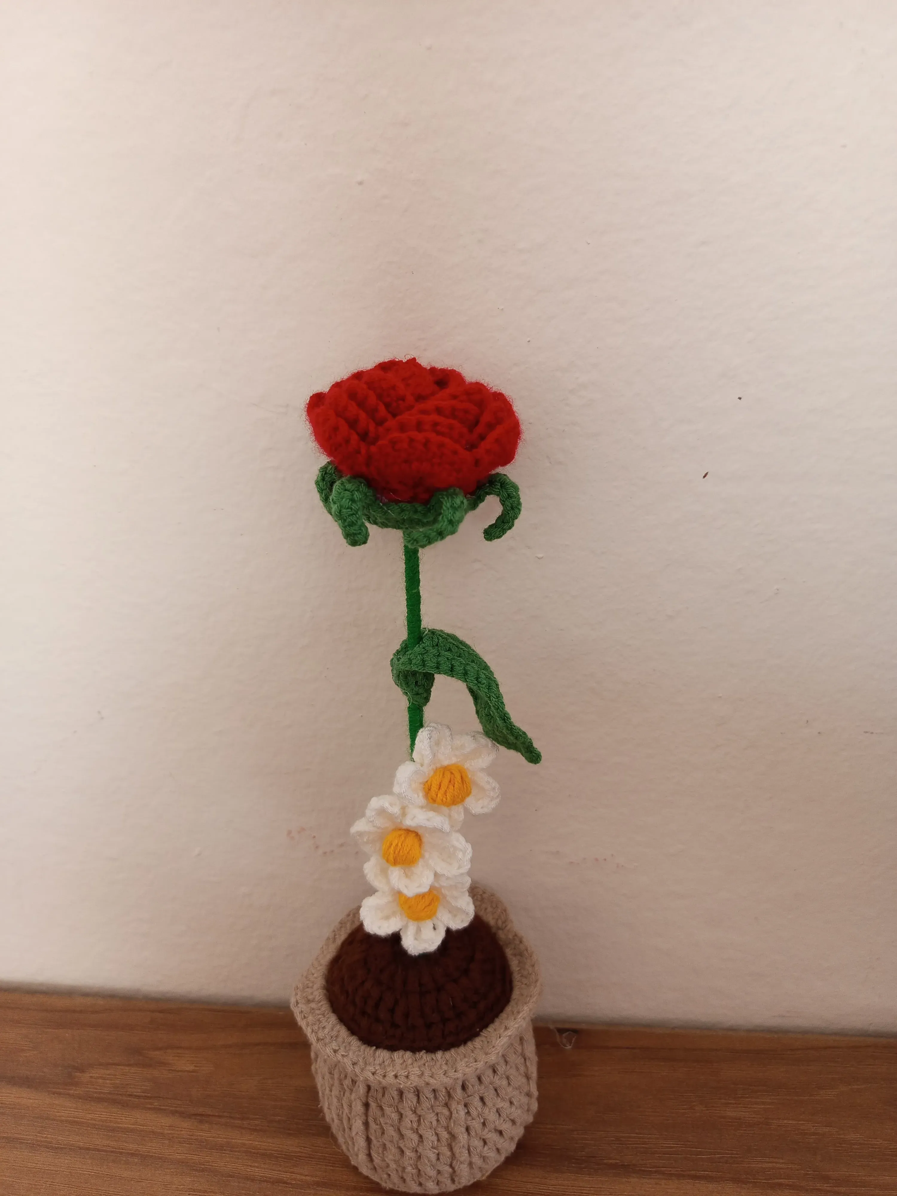 Kırmızı Gül ve Papatyalı Örgü Saksı - Dekoratif El Emeği