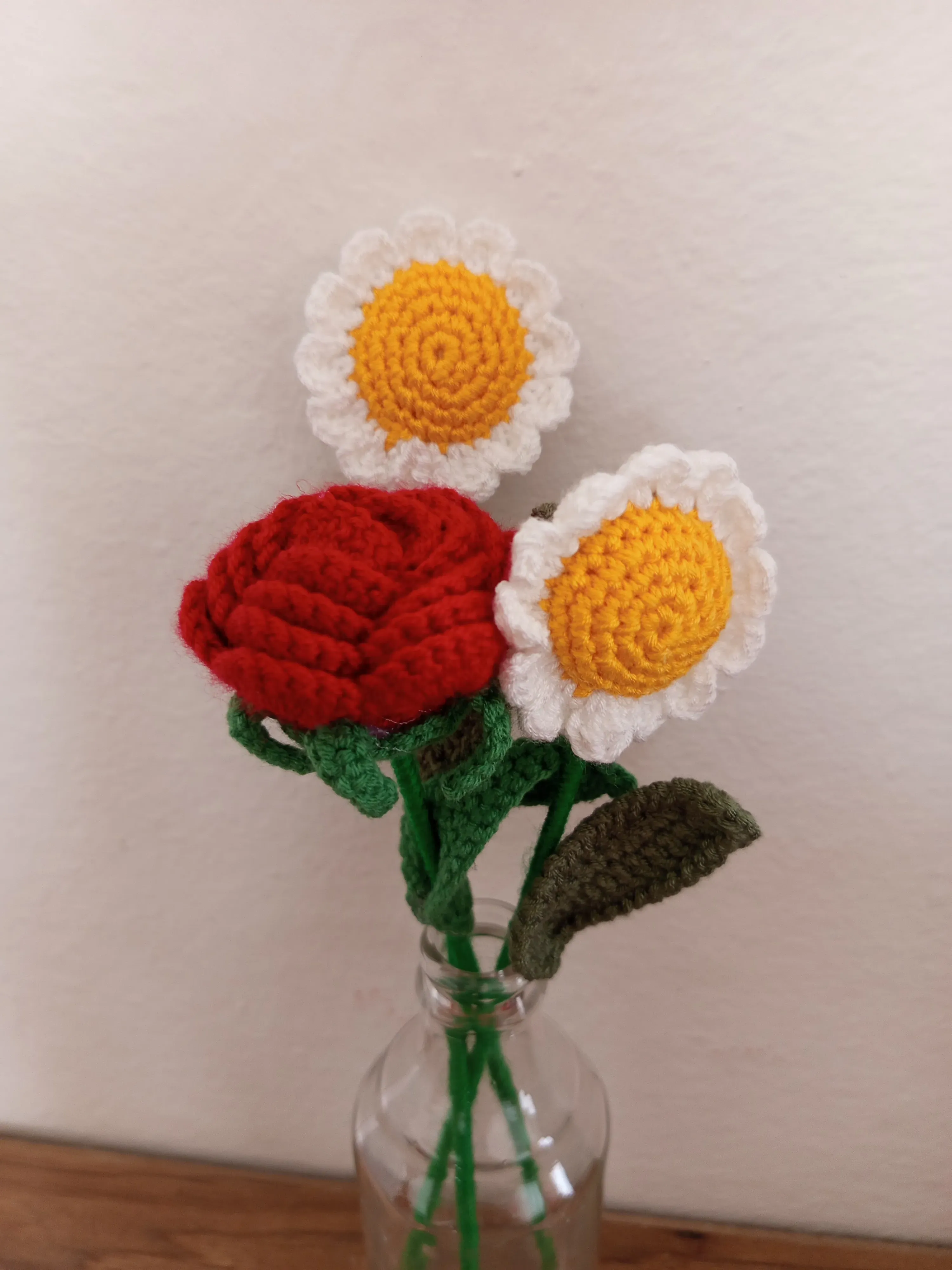 Örgü Gül ve Papatya Buketi - Cam Vazoda El Yapımı Dekoratif Çiçek