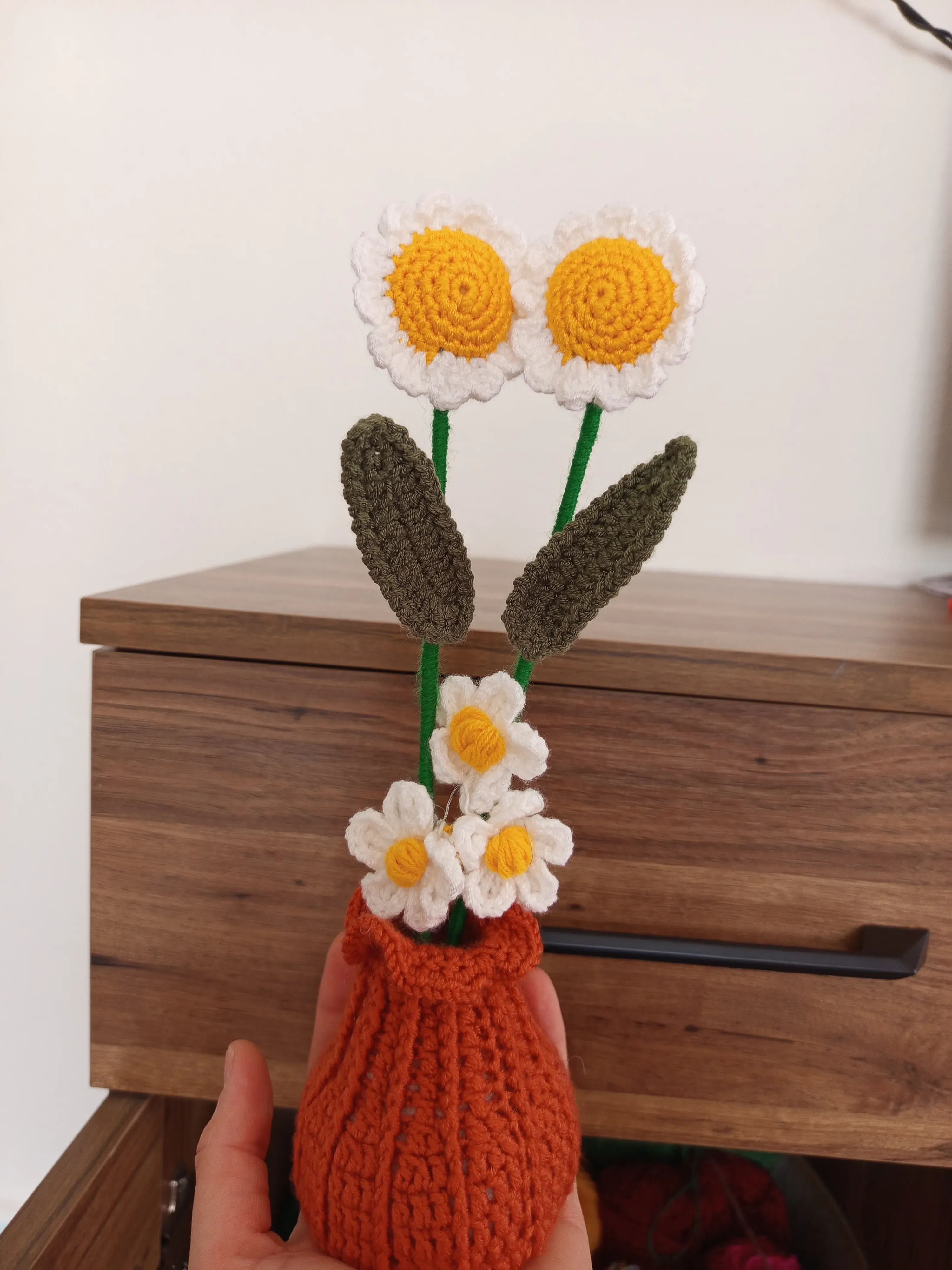 Turuncu Örgü Vazoda Beyaz Papatyalar - El Yapımı Dekoratif Çiçek