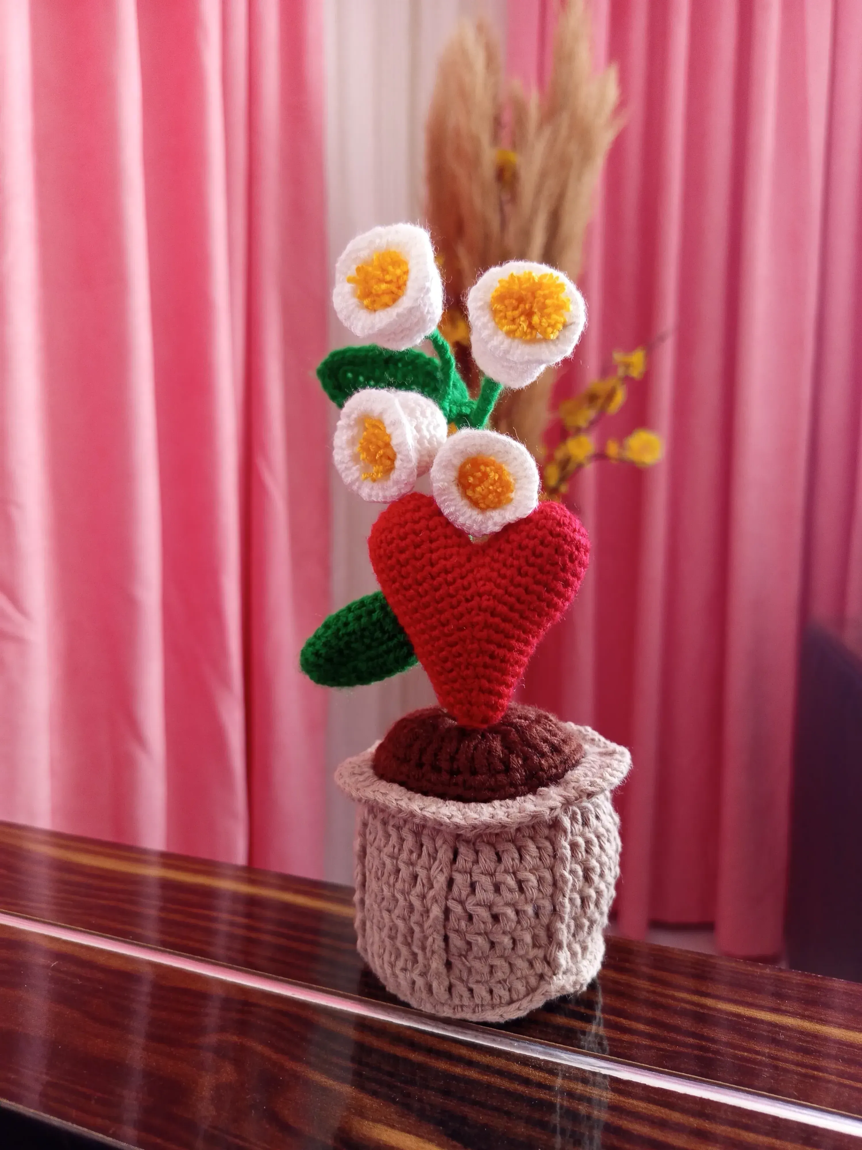 Örgü Saksıda Kalp ve Beyaz Çiçekler - El Emeği Dekoratif Obje