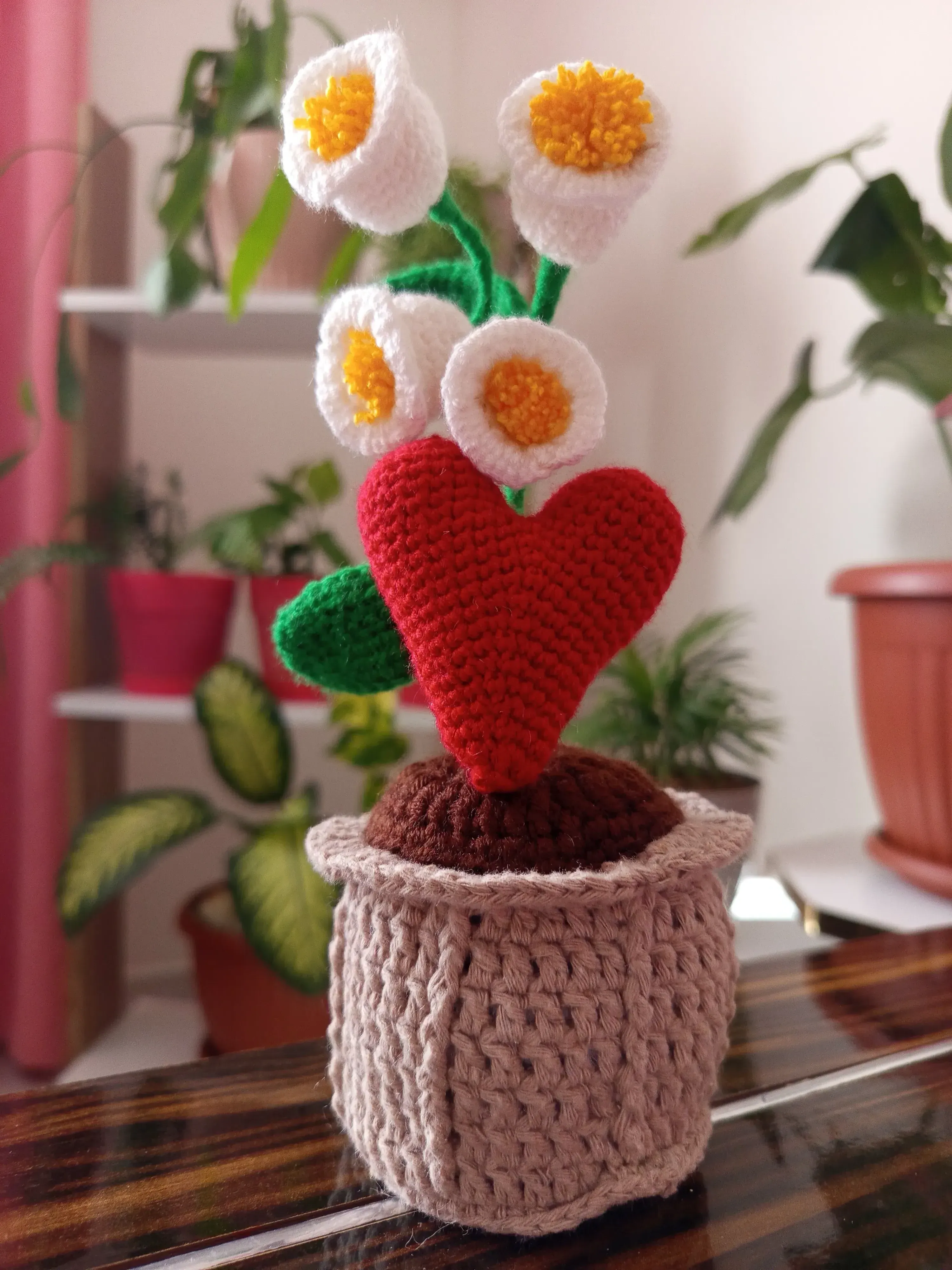 Örgü Saksıda Kalp ve Beyaz Çiçekler - El Emeği Dekoratif Obje