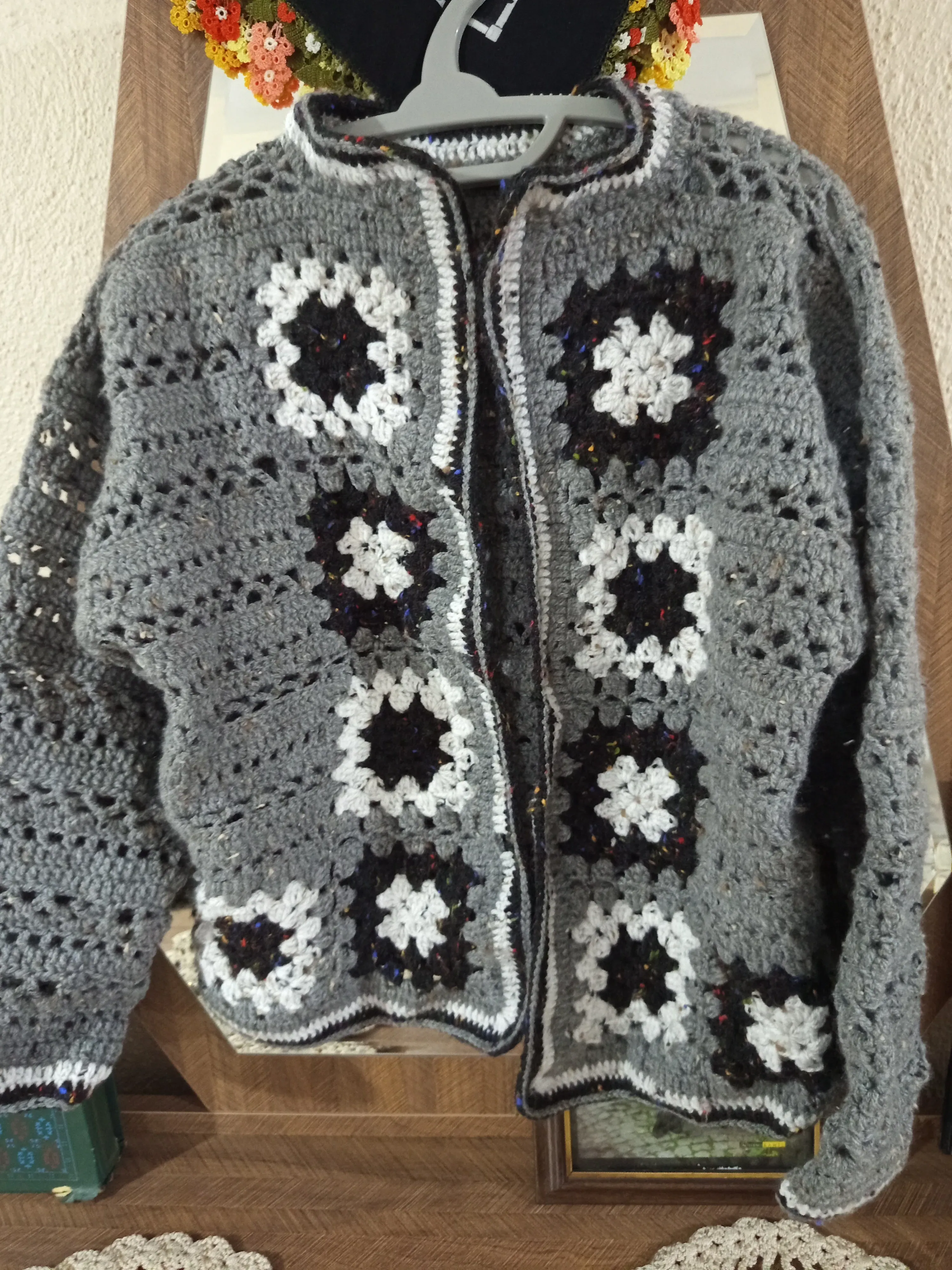 Gri Motifli Örgü Hırka - Kare Desenli, El Örgüsü, Şık Tasarım