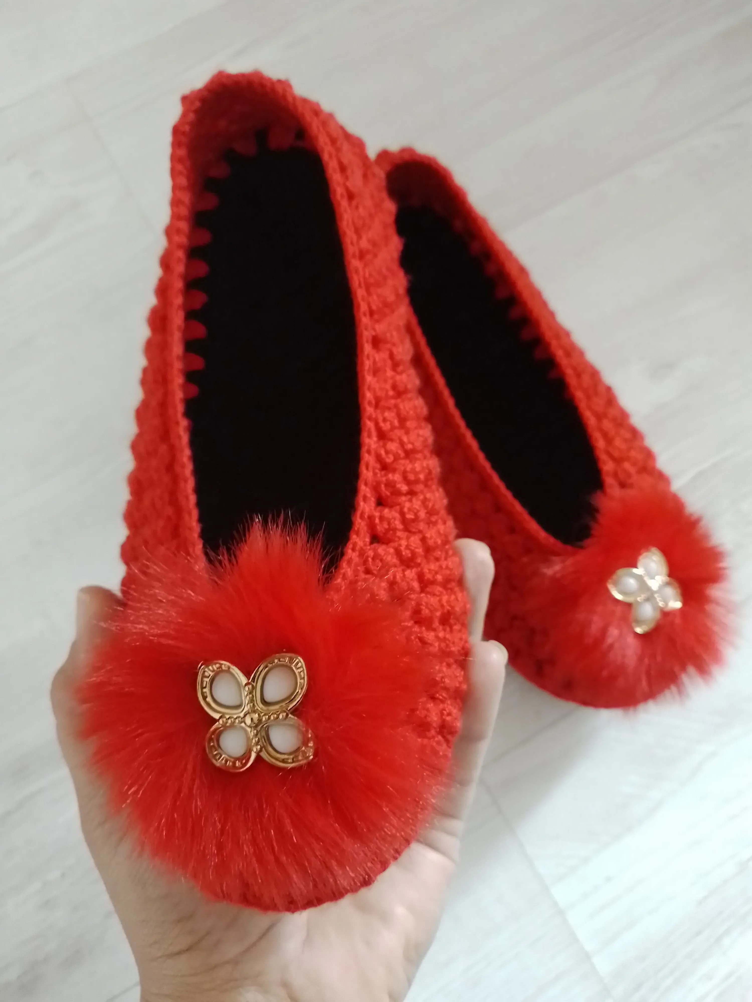 Kırmızı Örgü Ev Babeti - Ponponlu ve Keçe Tabanlı - El Emeği