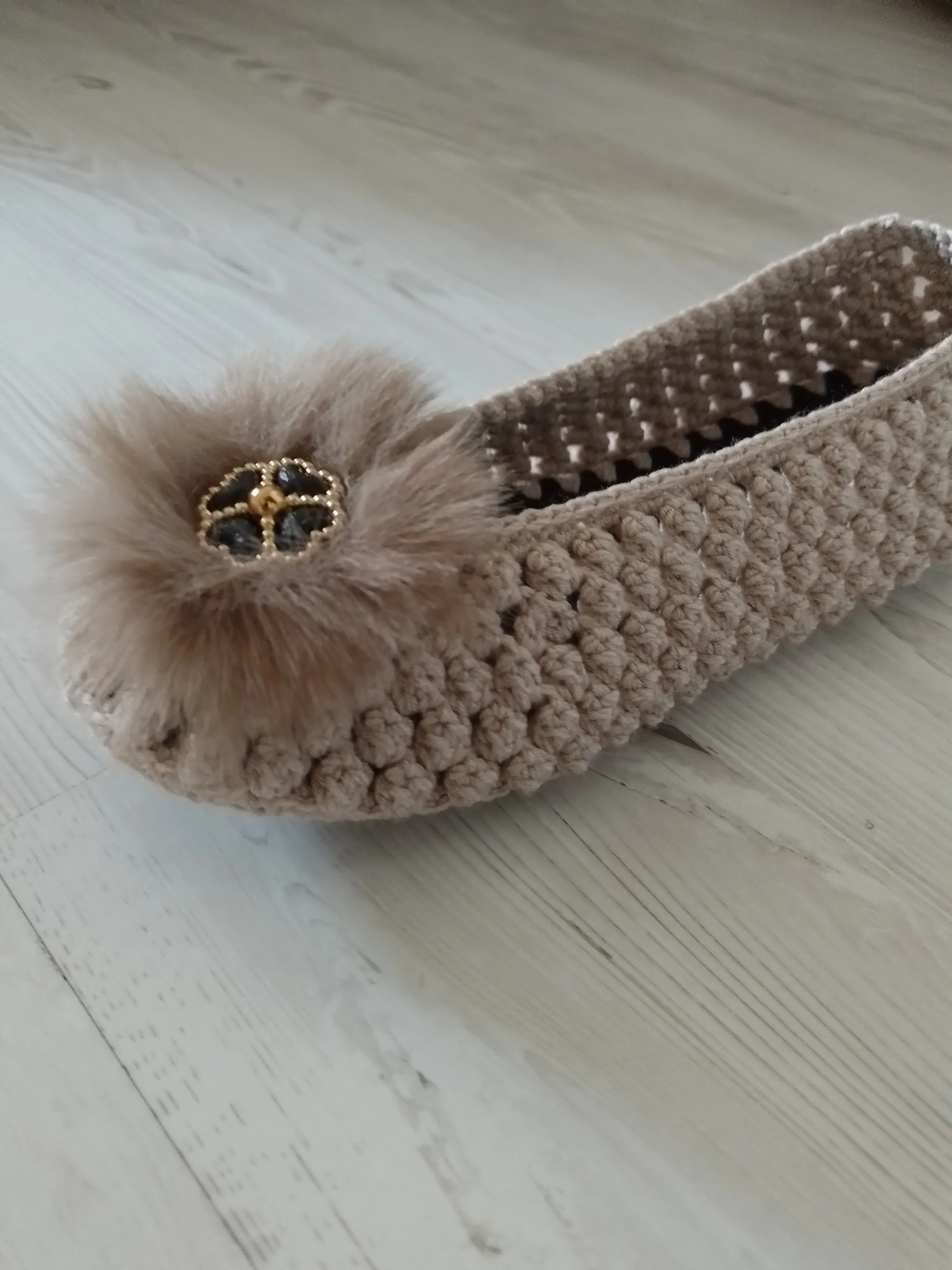 Bej Rengi Ponponlu Örgü Ev Babeti - Nako Pırlanta İplik