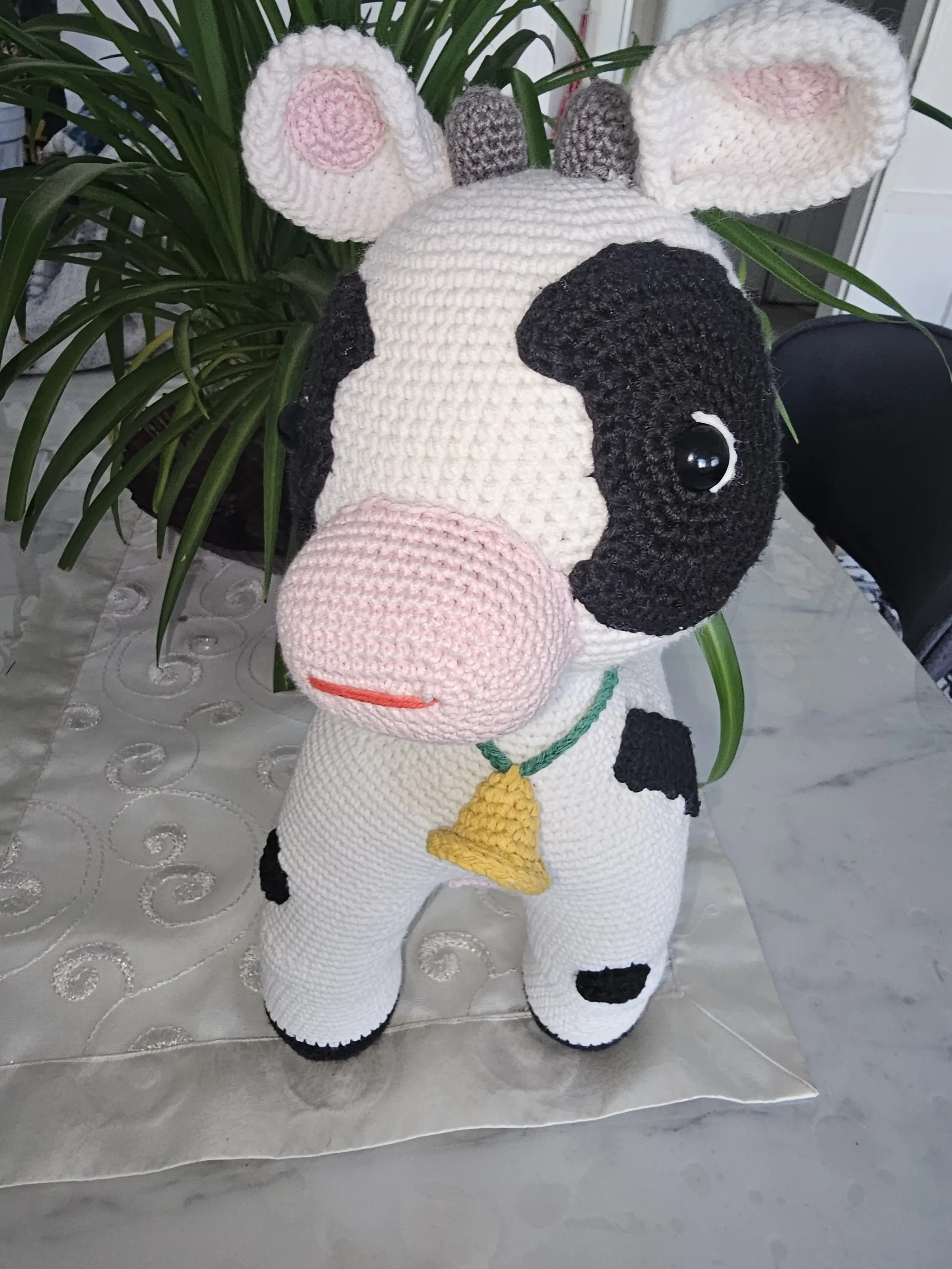 Amigurumi Örgü İnek Oyuncak - 45 cm Boyunda, Çıngıraklı, El Yapımı