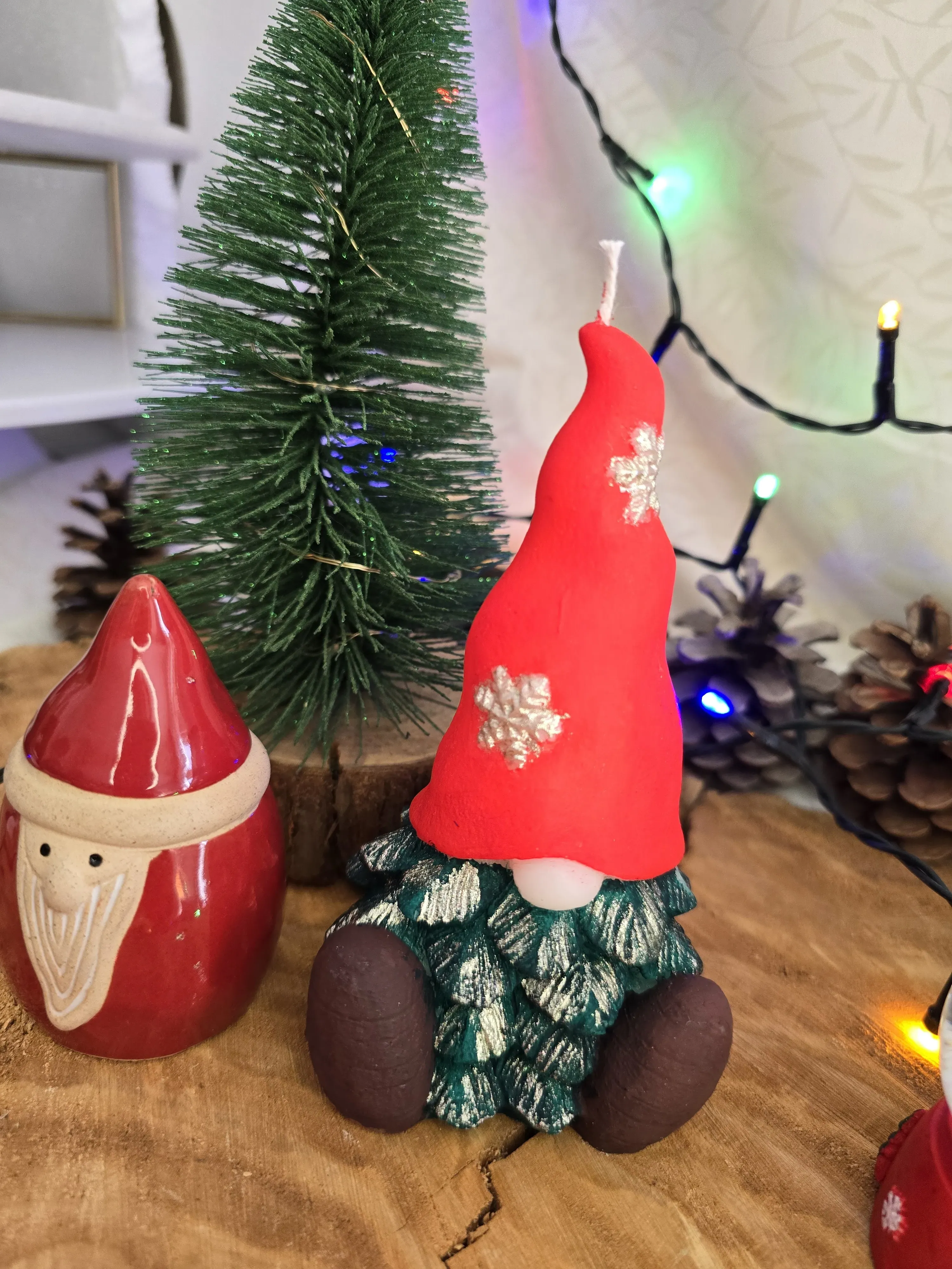 Noel Baba Şapkalı El Boyaması Cüce Figürlü Dekoratif Mum