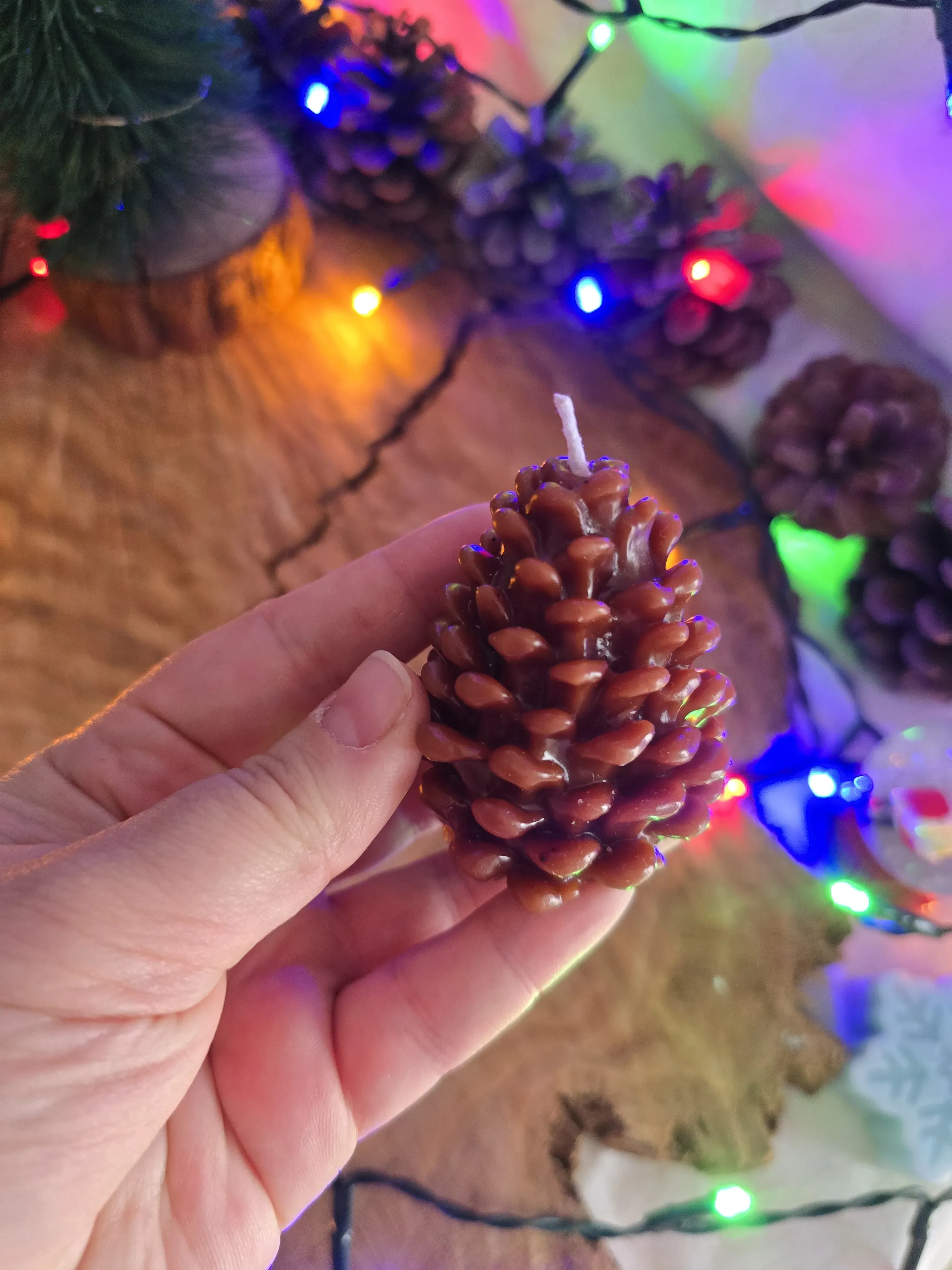 Kozalak Şeklinde Dekoratif Çikolata Kokulu Yılbaşı Mumu (50 gr)