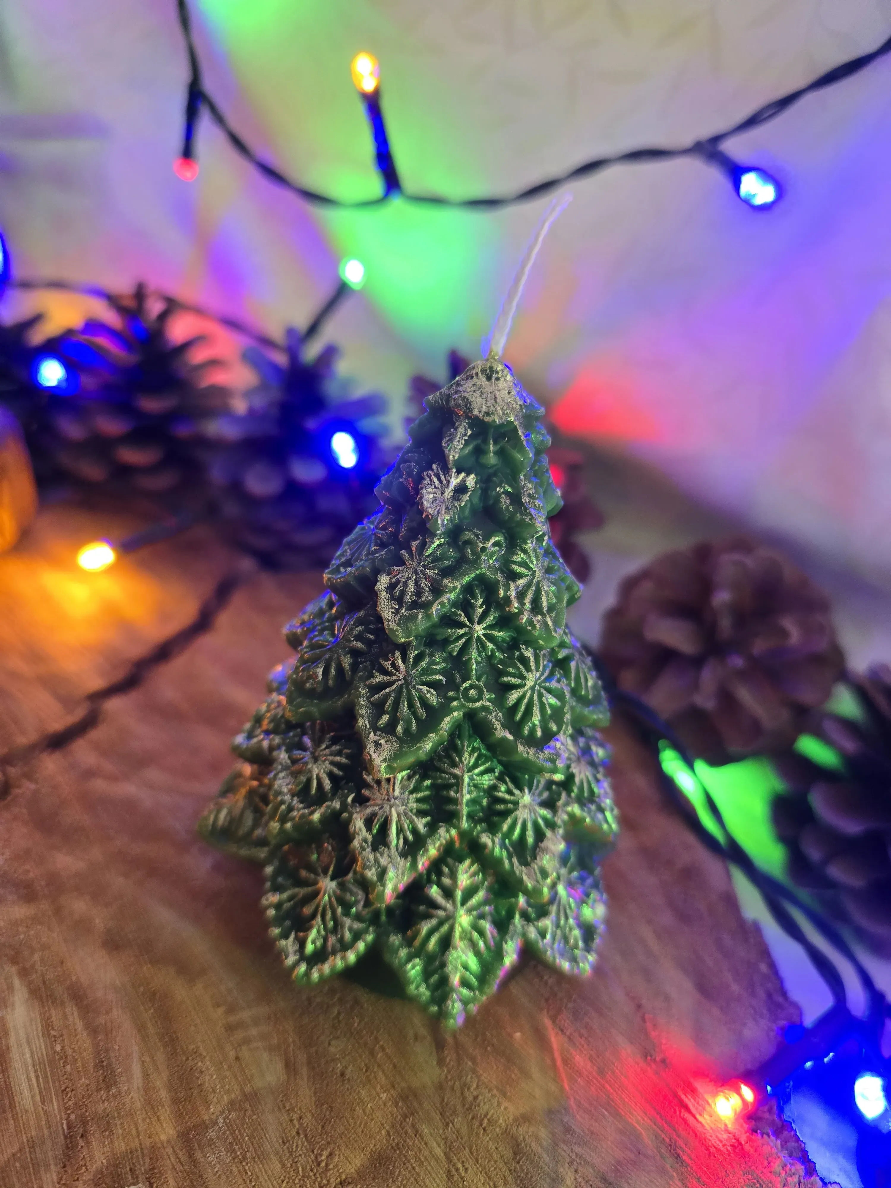 Gümüş Detaylı Çam Ağacı Kokulu Mum – 135 gr | Çikolata Kokulu Yılbaşı Dekoratif Mum