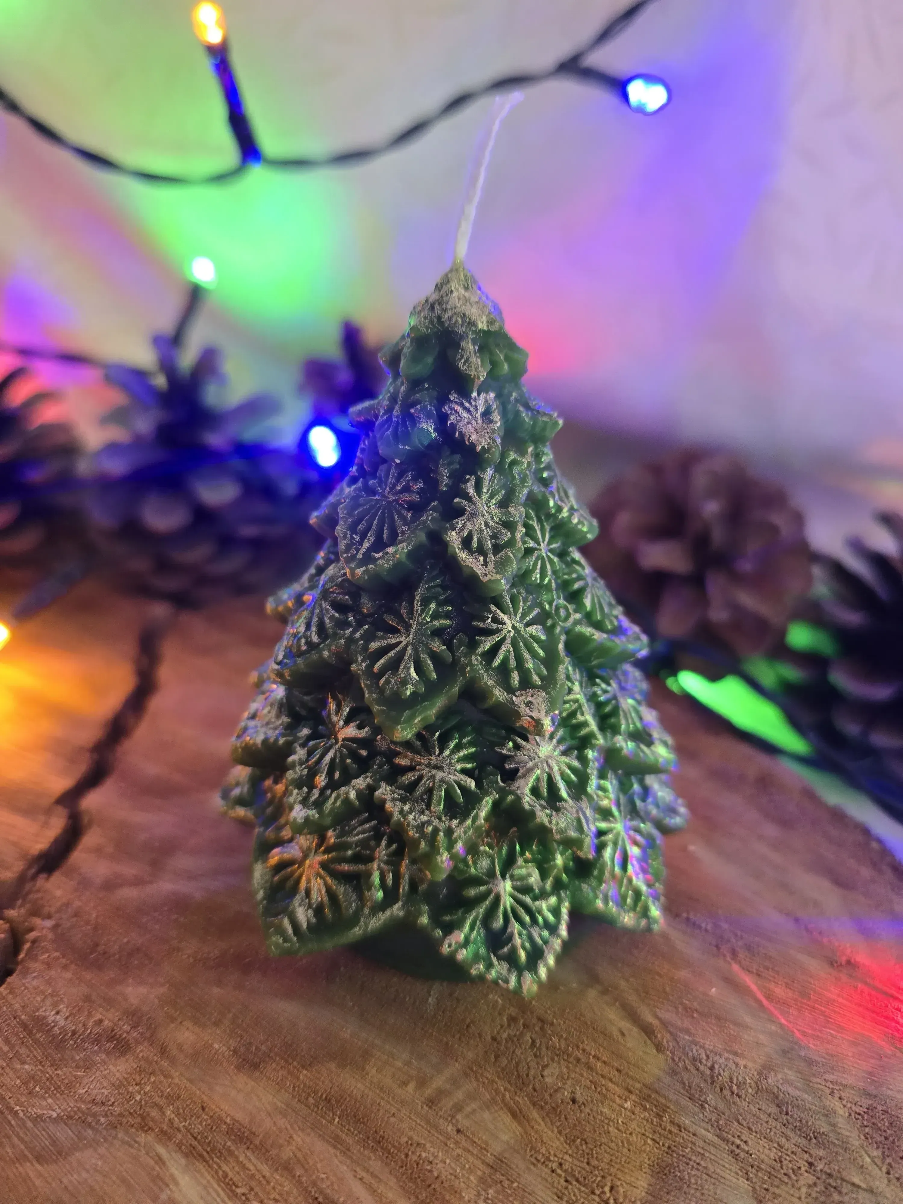 Gümüş Detaylı Çam Ağacı Kokulu Mum – 135 gr | Çikolata Kokulu Yılbaşı Dekoratif Mum