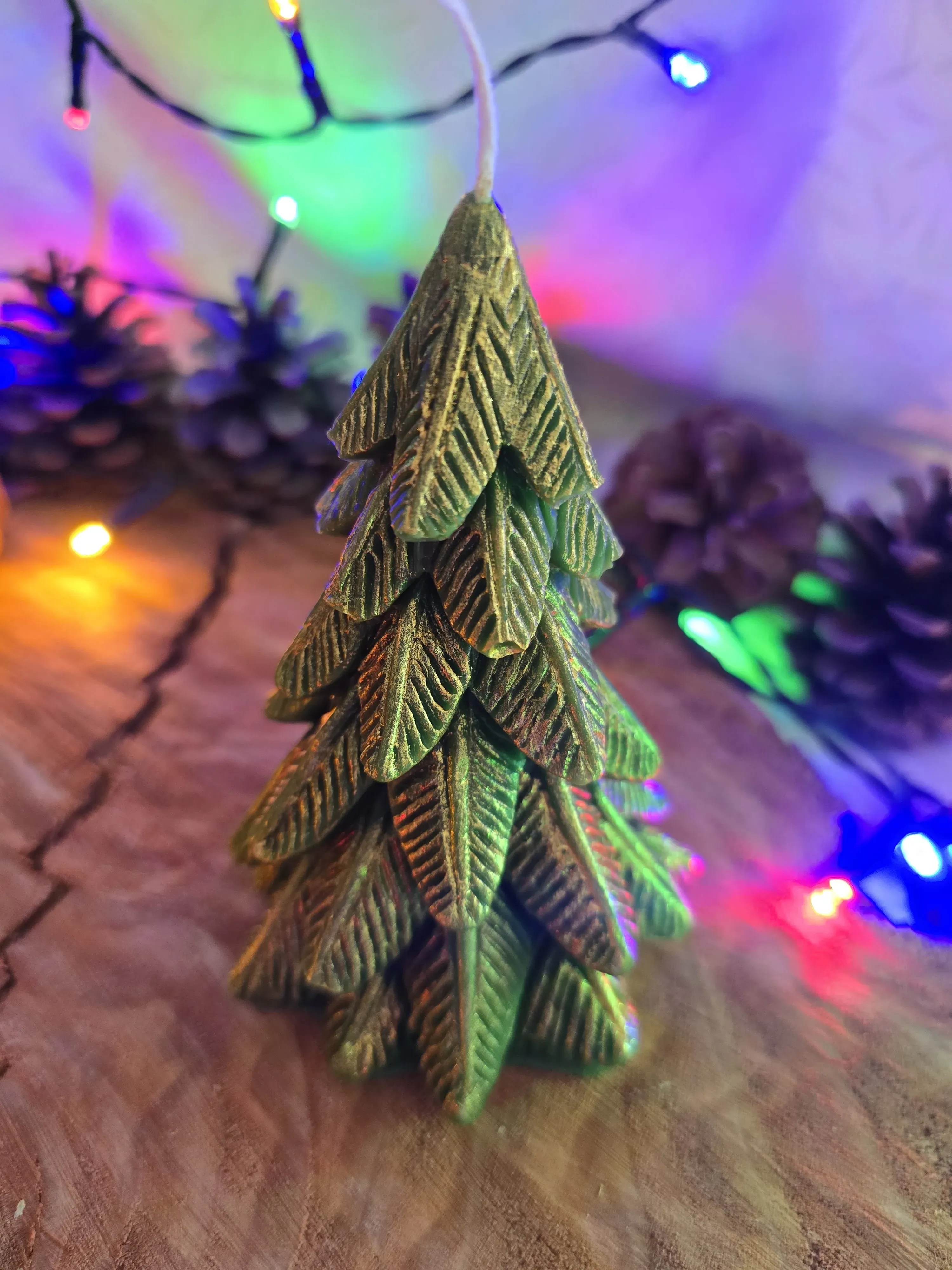 Yapraklı Çam Dekoratif Mum – Gold Işıltılı, Çikolata Kokulu