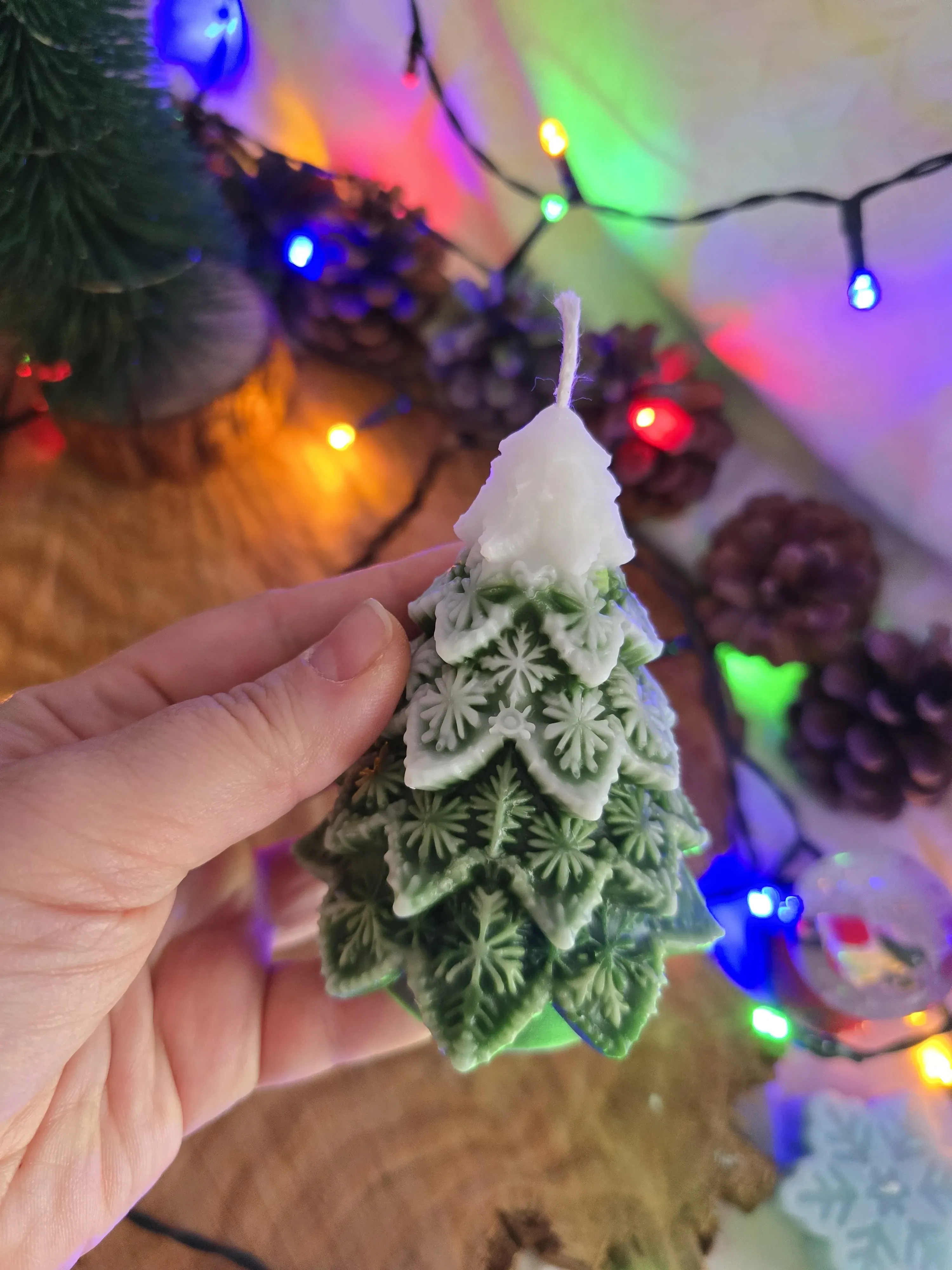 Karlı Çam Desenli Dekoratif Mum – Çikolata Kokulu