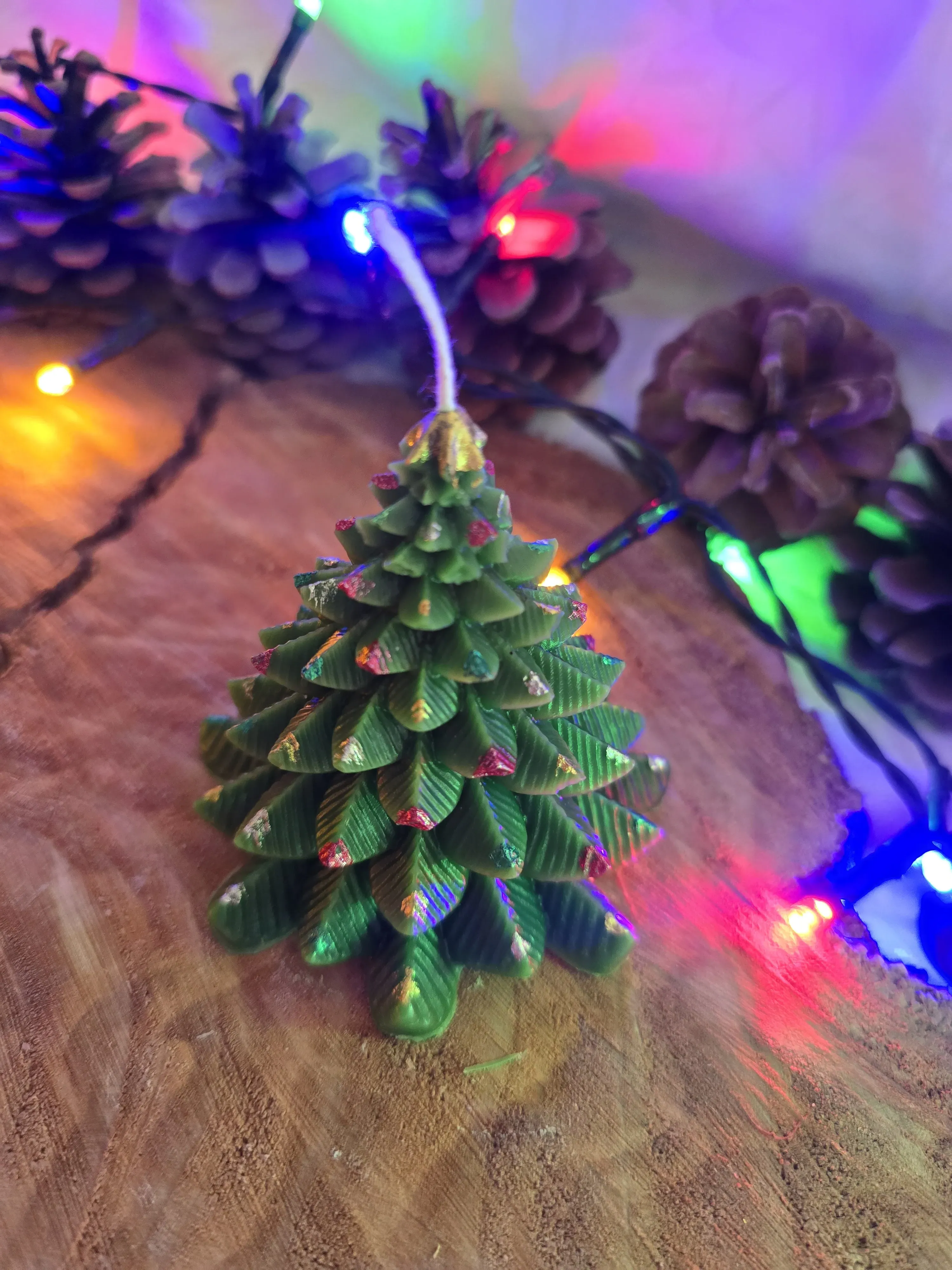 Küçük Çam Dekoratif Mum – Karlı & Gold Detaylı (Çikolata Kokulu)