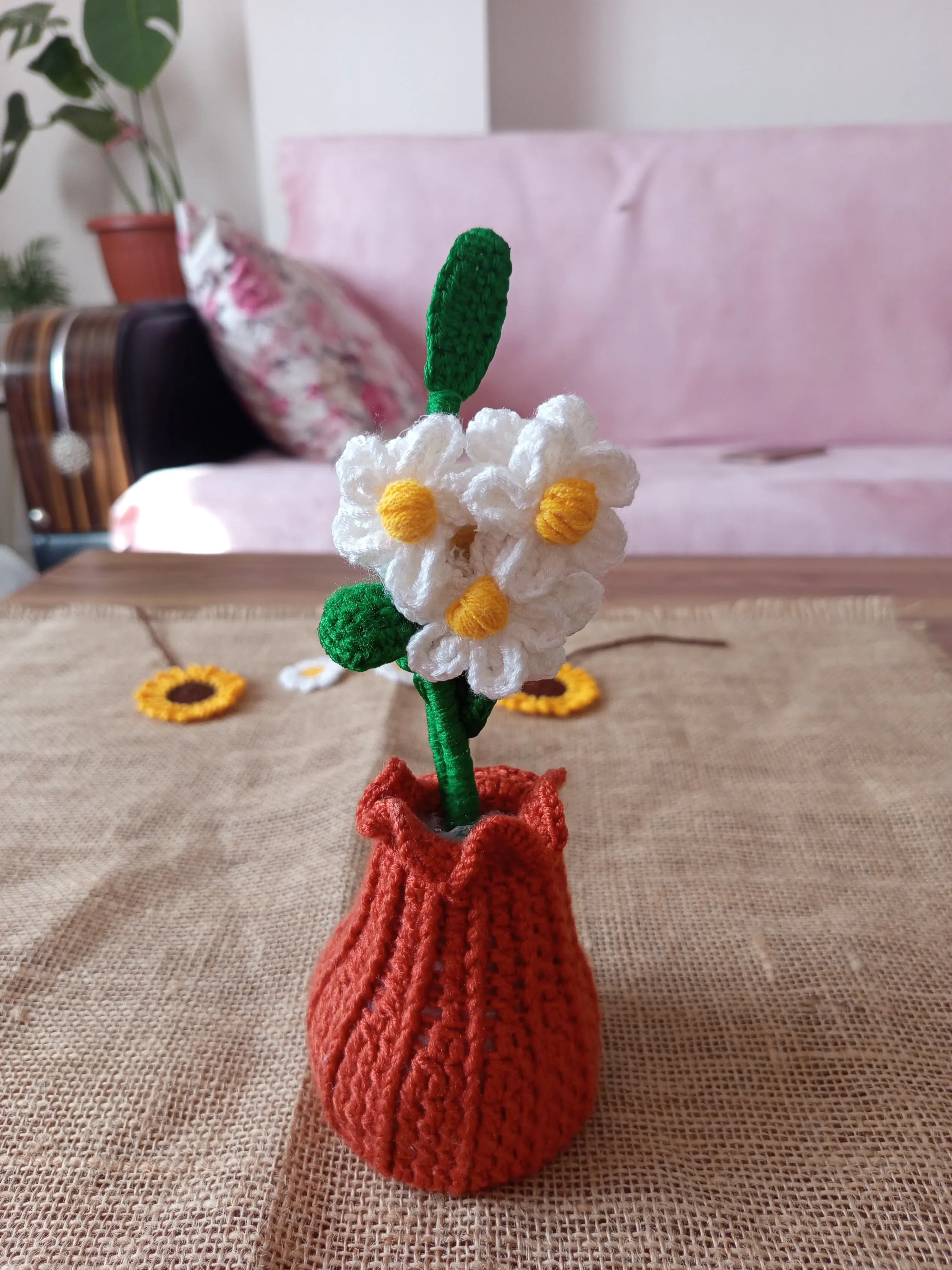 Turuncu Örgü Tulip Vazo ve Beyaz Papatyalar - El Emeği Dekoratif