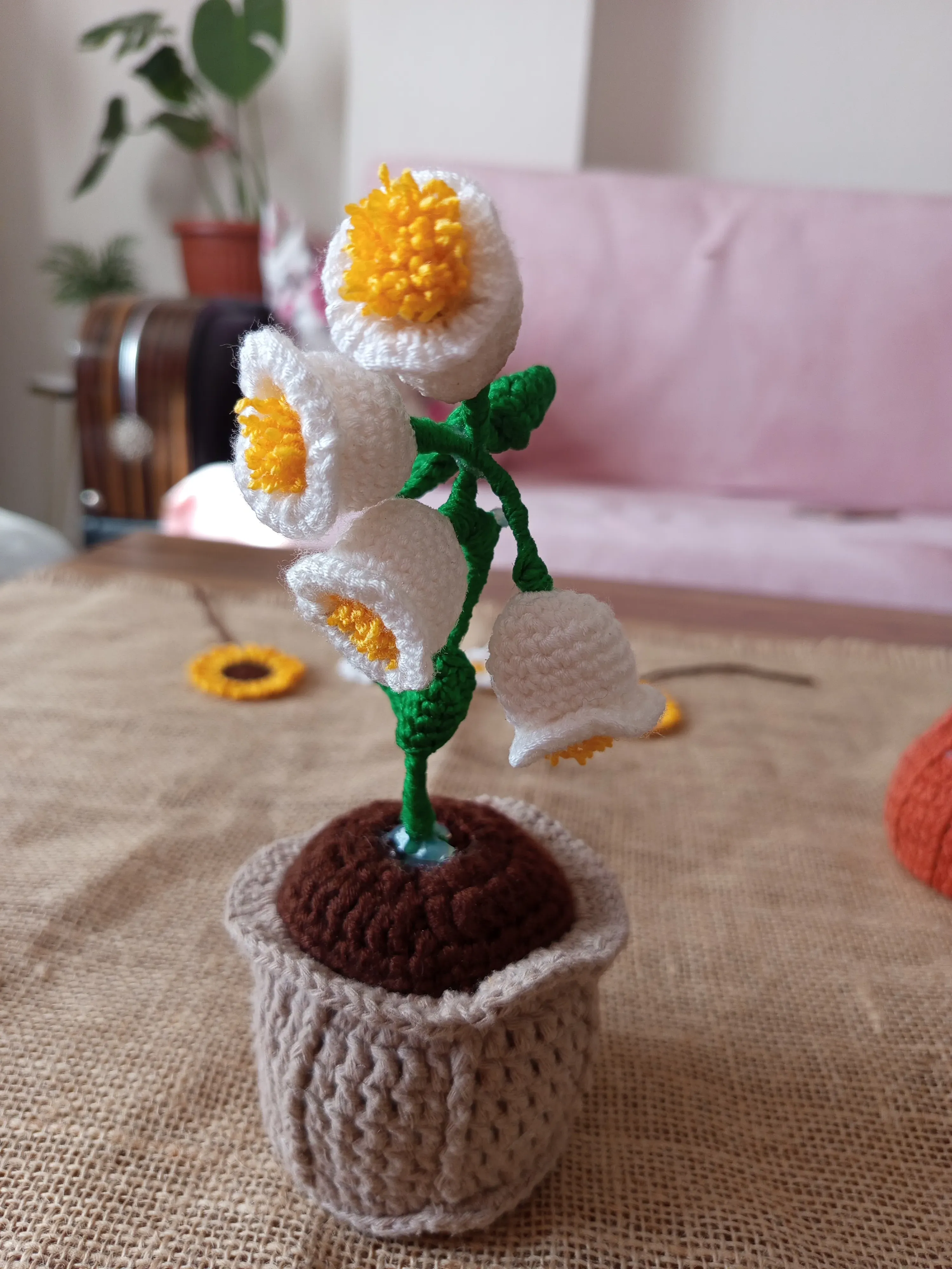 Beyaz Örgü Çiçekler Kahverengi Saksıda - El Yapımı Dekoratif Hediyelik