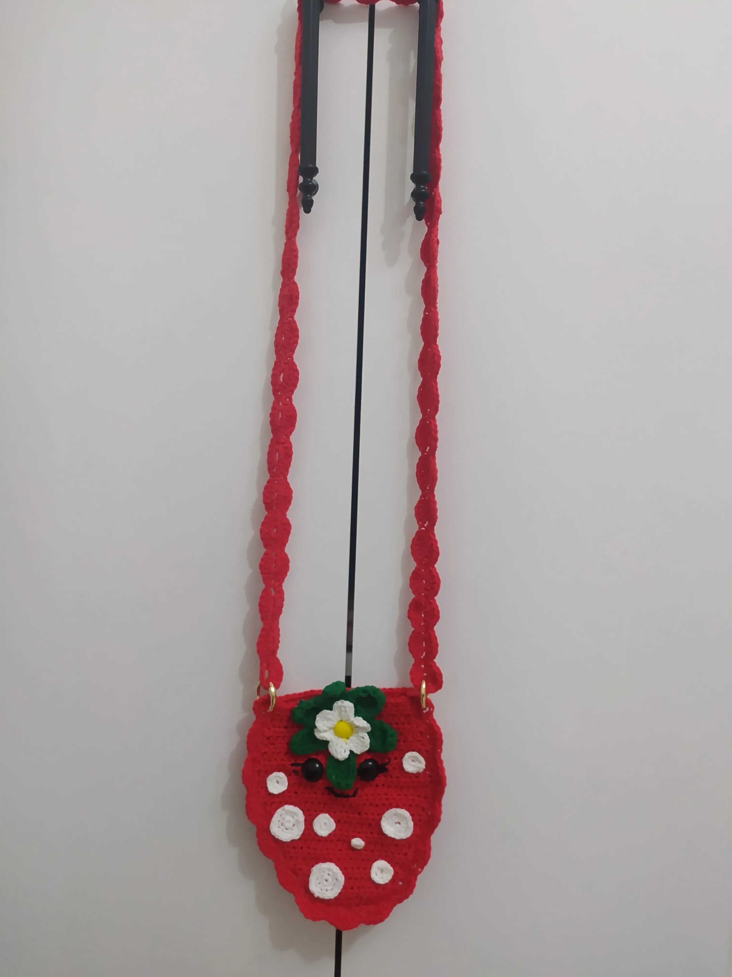 Kırmızı Örgü Çilek Çocuk Çantası - El Örgüsü Hediyelik Tokalı