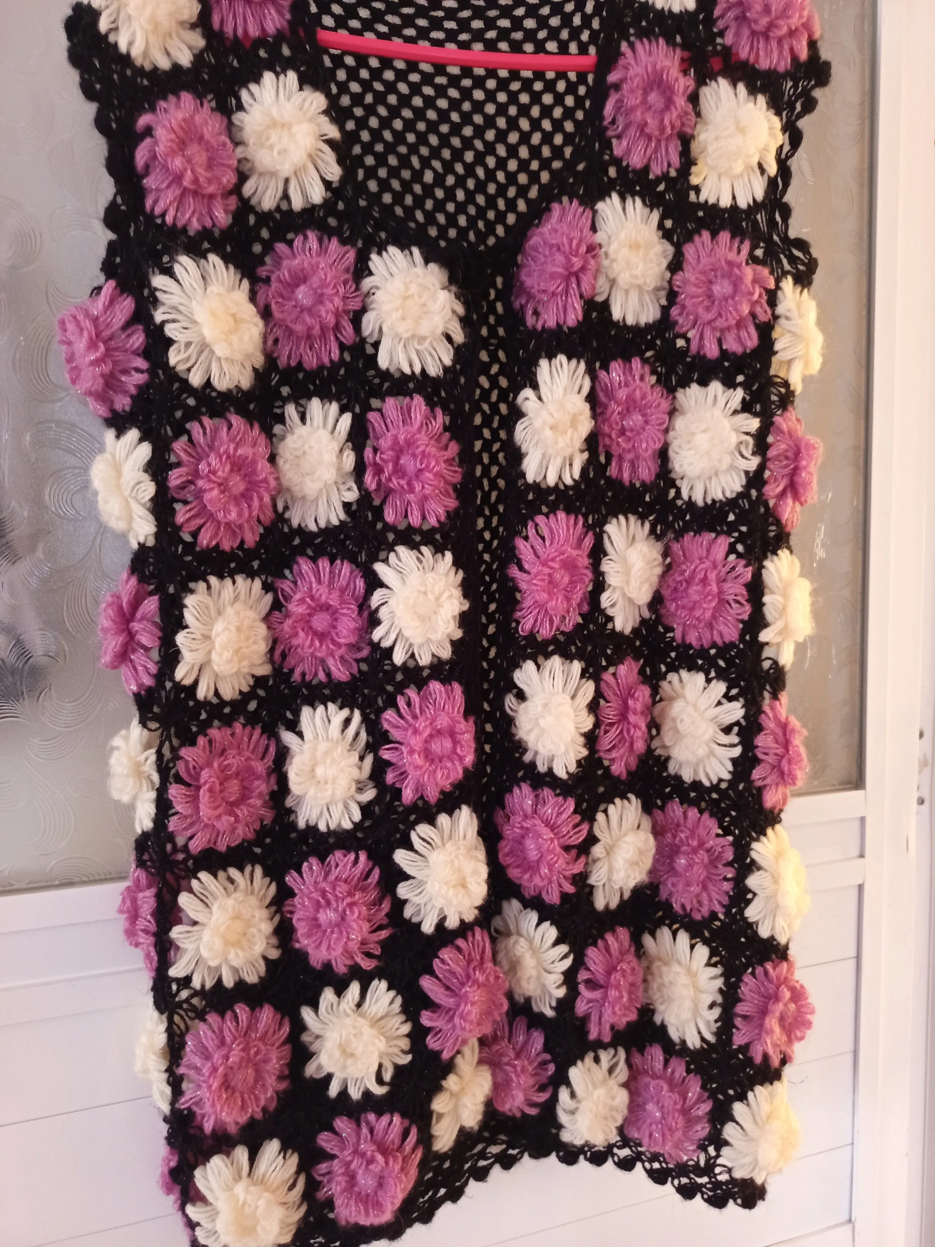 Siyah Motifli Örgü Yelek - Pembe ve Beyaz Çiçek Detaylı - El Emeği