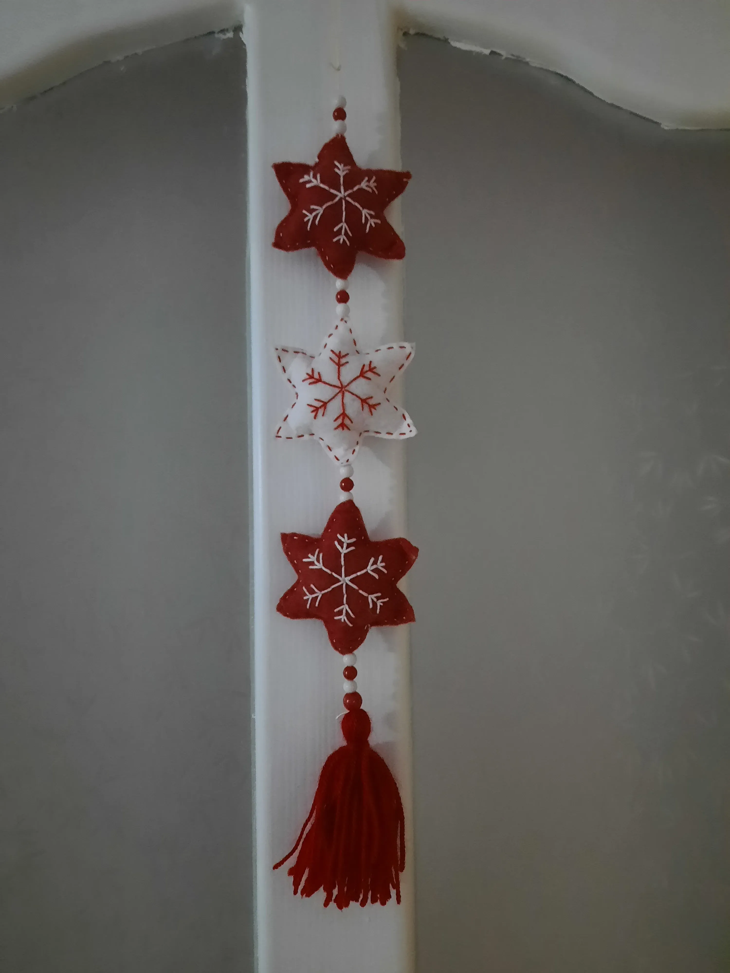 Keçe Yılbaşı Kapı Süsü - Kırmızı Beyaz Yıldız Figürlü Dekoratif