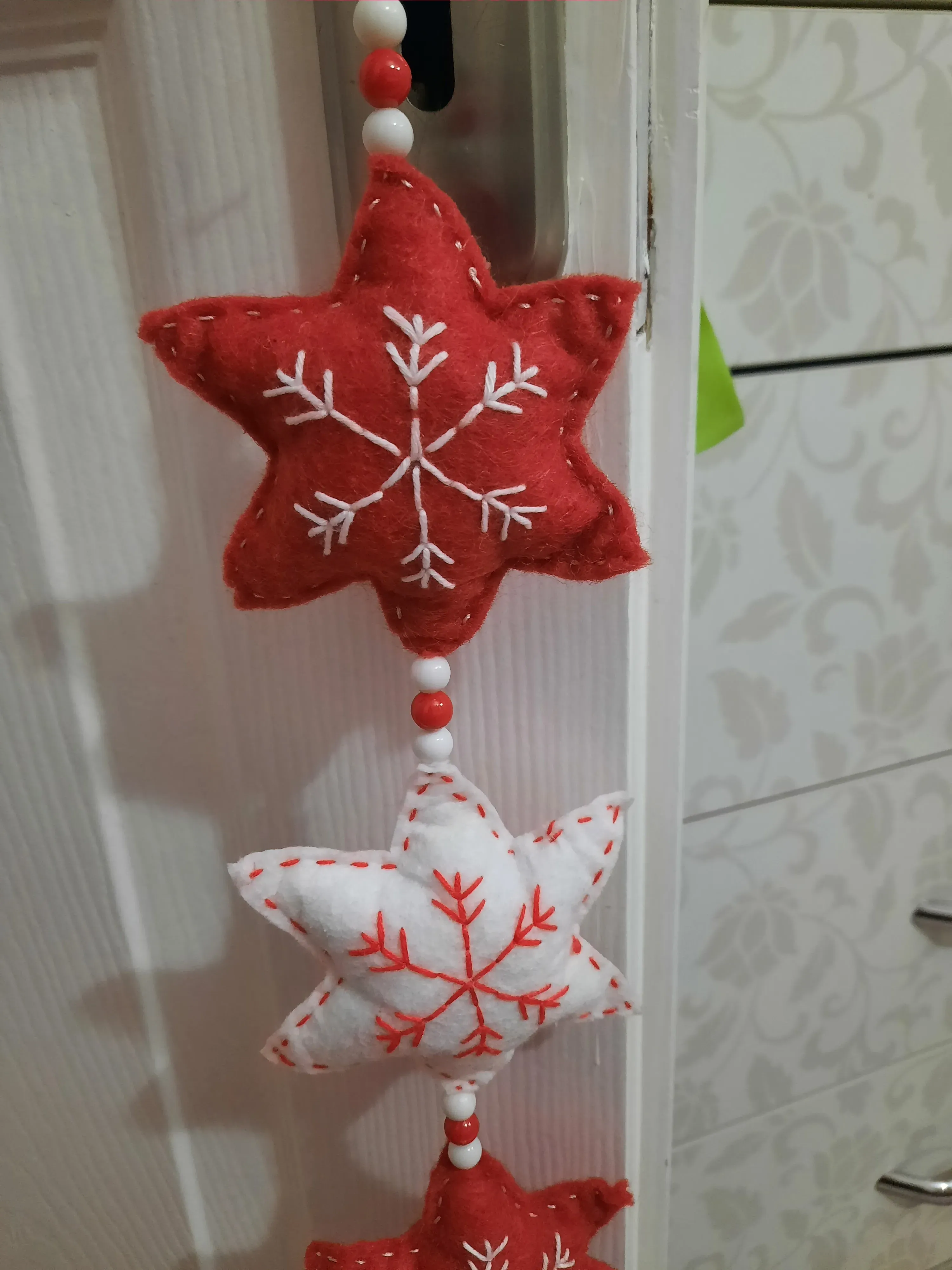 Keçe Yılbaşı Kapı Süsü - Kırmızı Beyaz Yıldız Figürlü Dekoratif