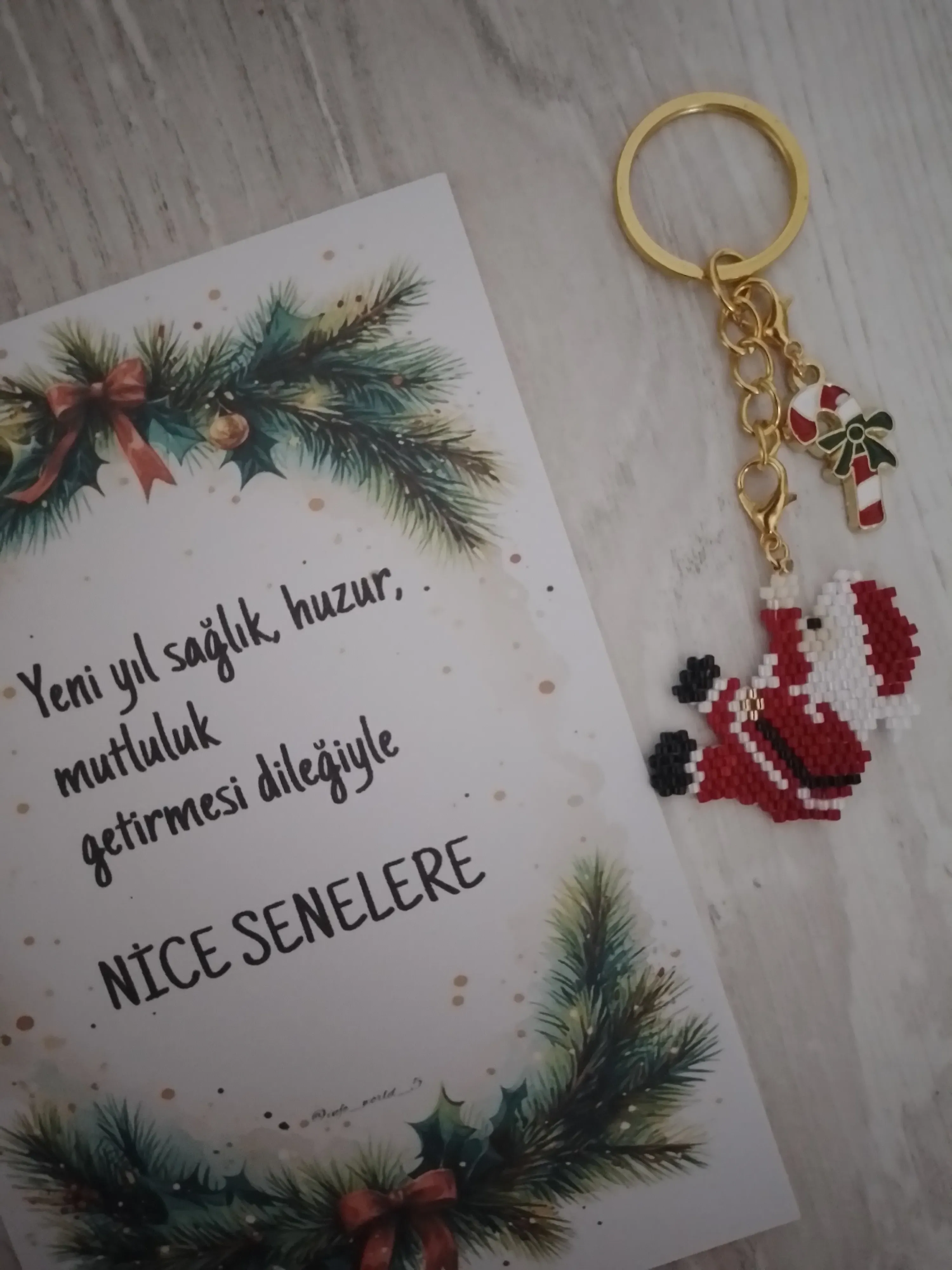 Miyuki Boncuklu Noel Baba Anahtarlık ve Şekerleme Figürlü Hediye