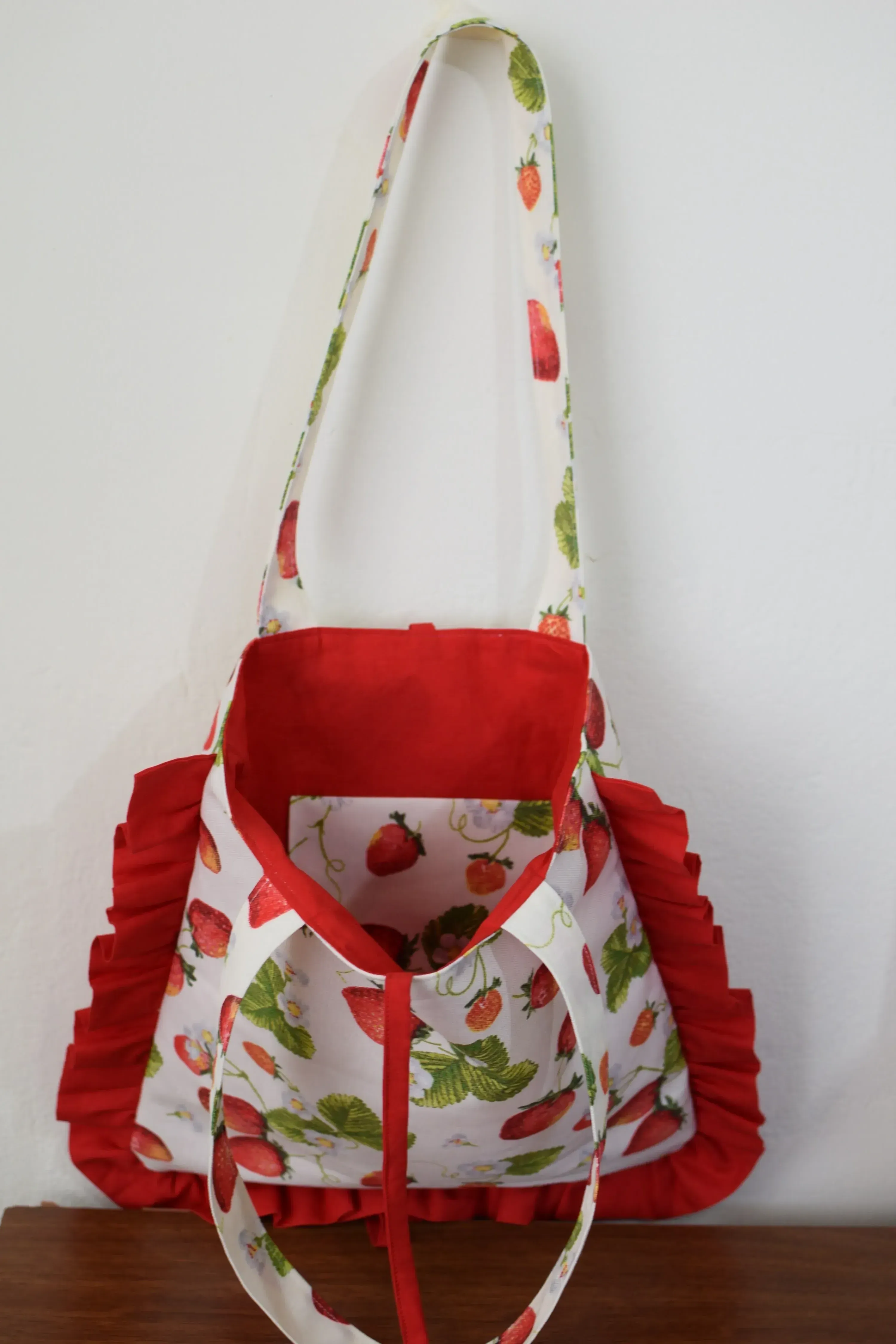 Çilek Desenli Duck Keten Fırfırlı Omuz Çantası - El Yapımı
