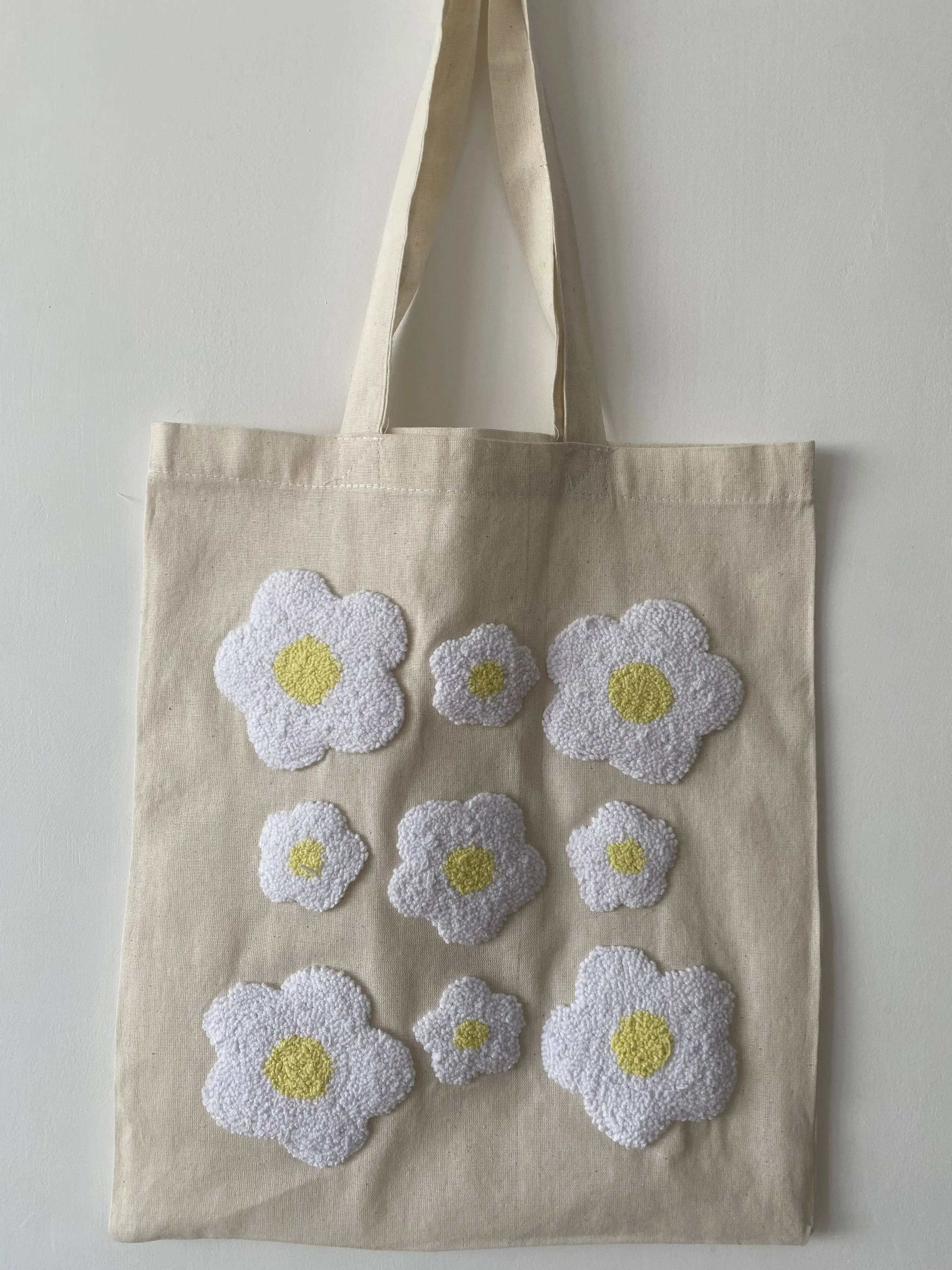 Çiçekli Punch Bez Çanta – El Yapımı, Doğal ve Şık Tote Bag