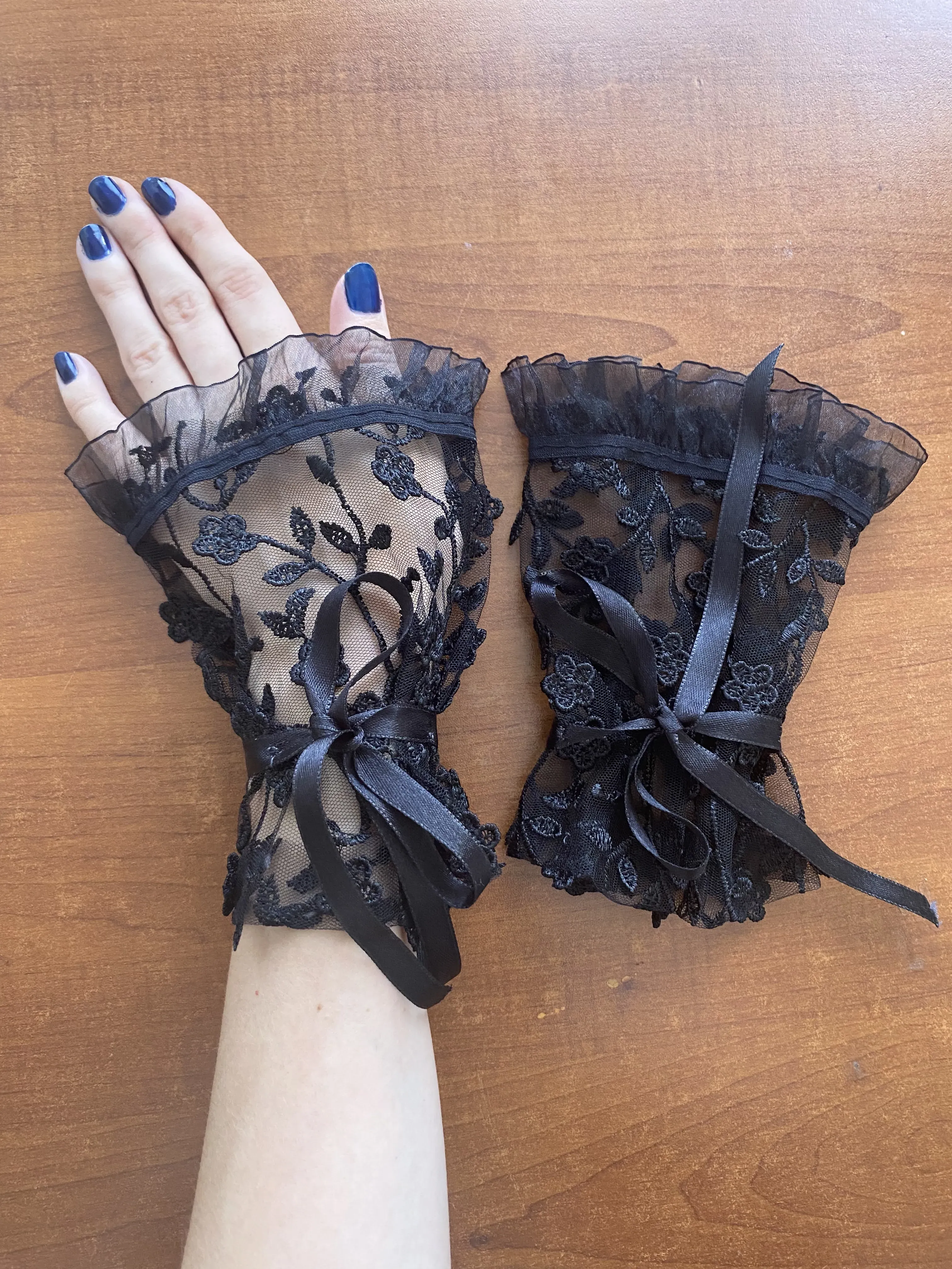 Siyah Dantel Fiyonk Detaylı Bileklik  Kolluk