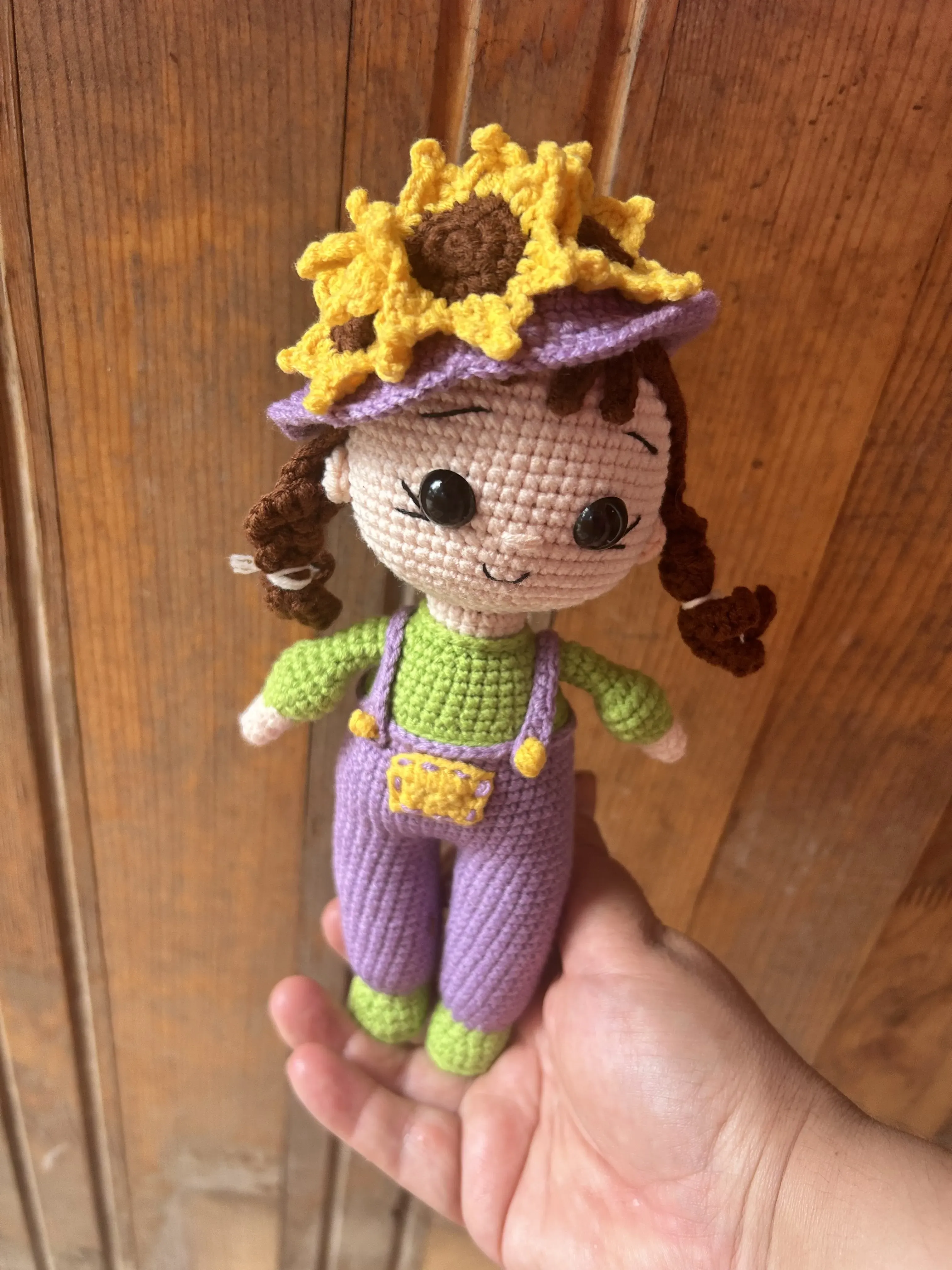 20 cm Ayçiçekli Amigurumi Oyuncak Bebek – El Örgüsü Helia Bebek