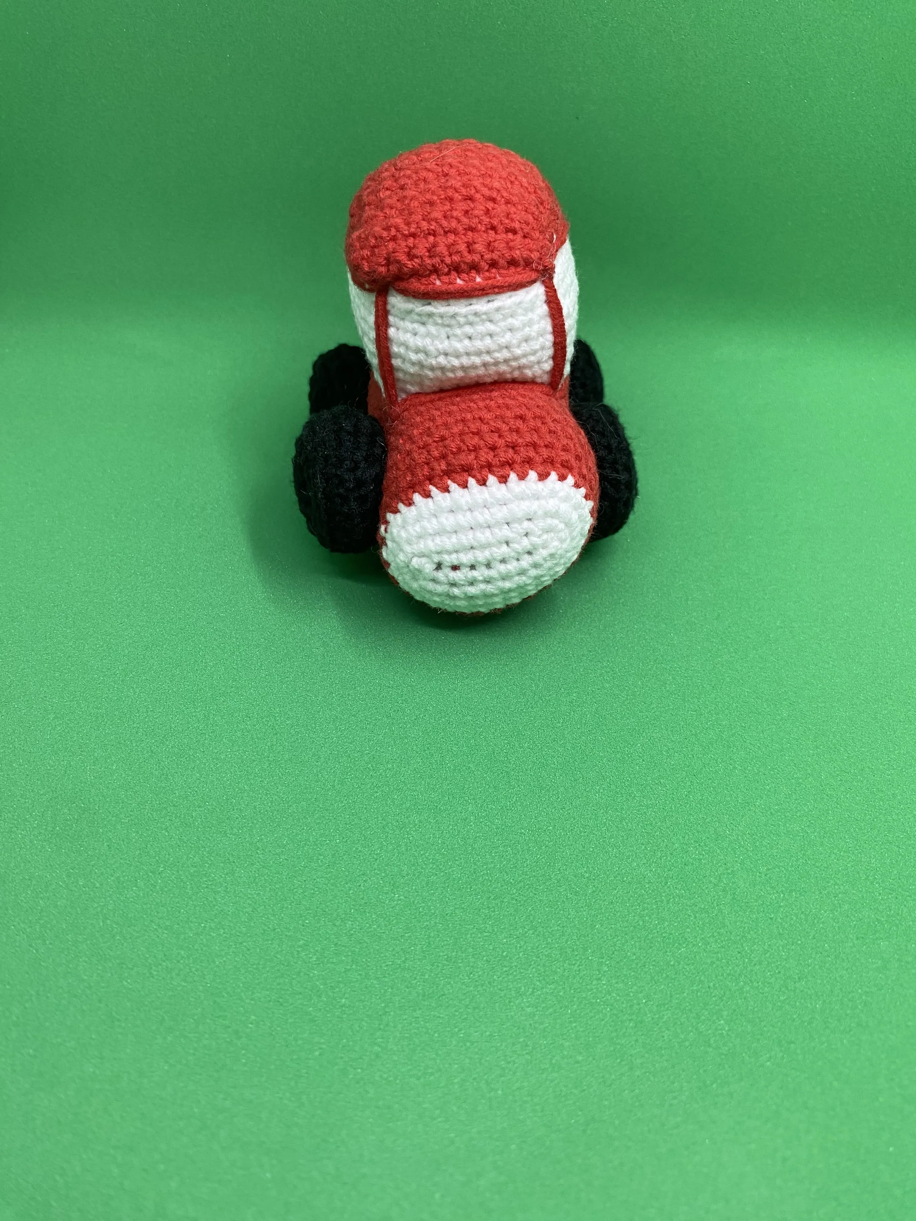 Kırmızı Beyaz Örgü Amigurumi Araba