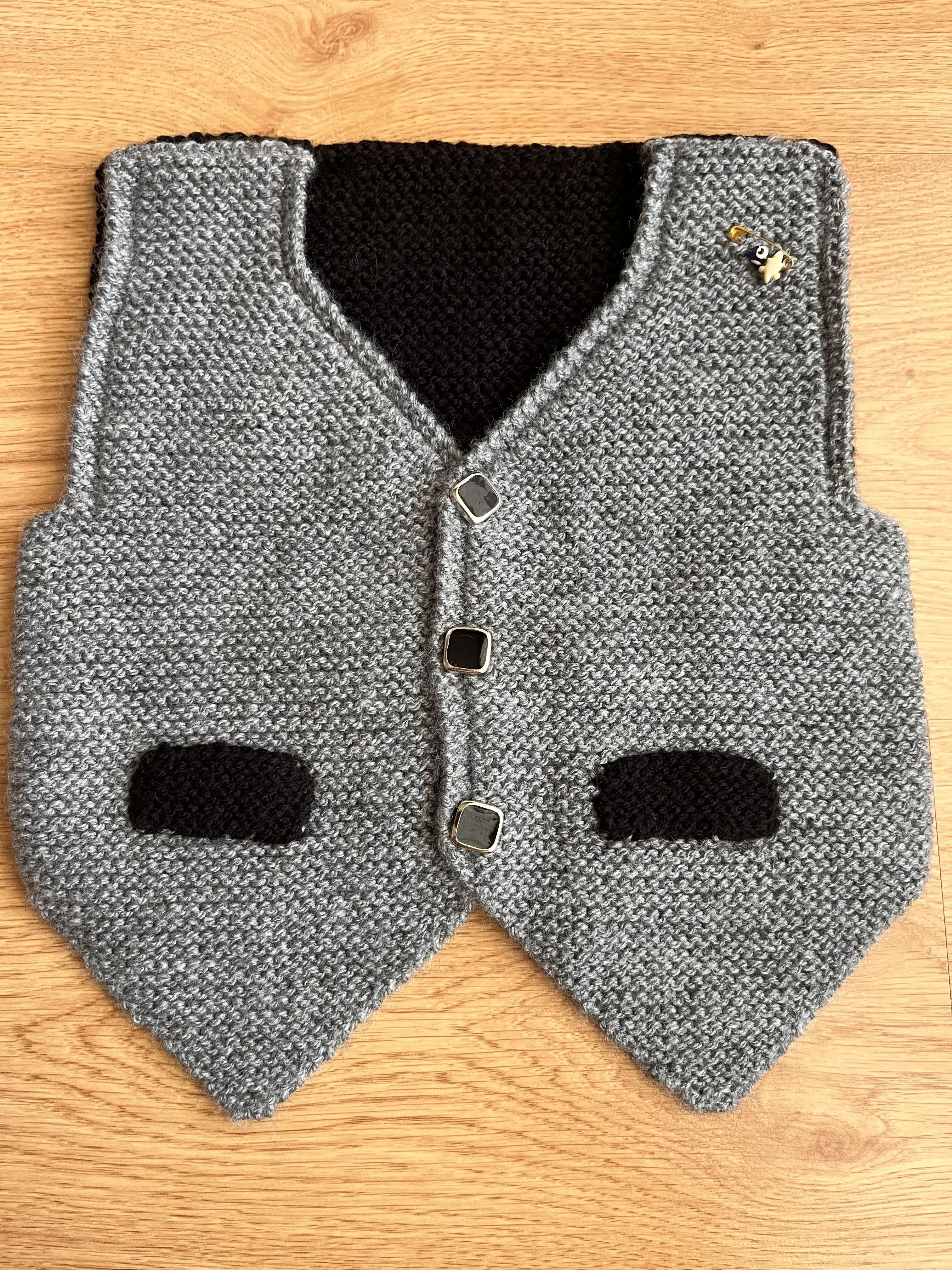 El Yapımı Gri-Siyah Örgü Bebek Yeleği
